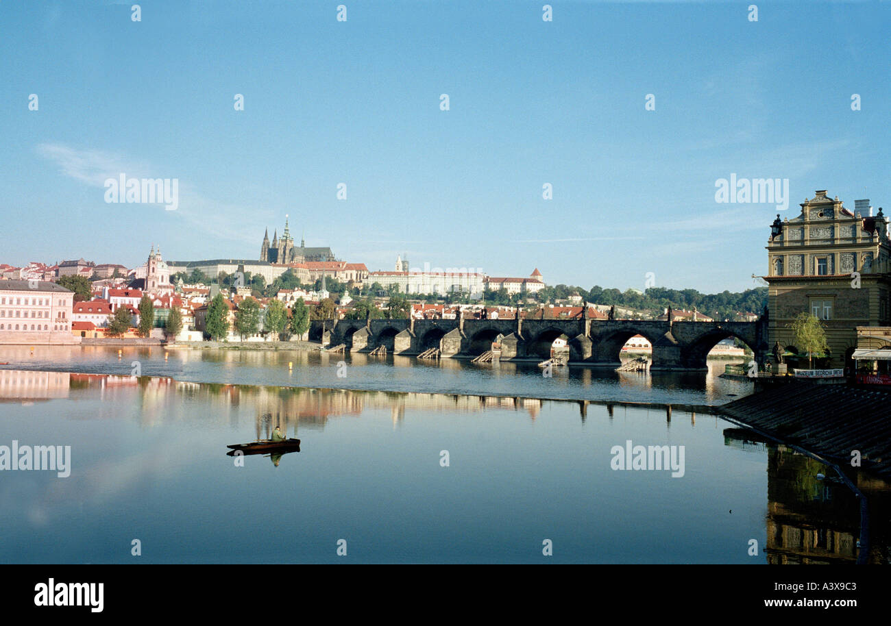 Mann Angeln vom Boot auf dem Fluss. Karlsbrücke, Moldau, Prag, Tschechische Republik Stockfoto