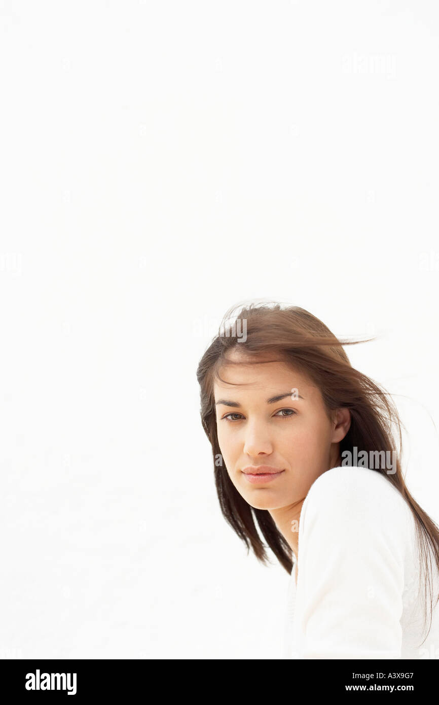 Eine junge Frau in die Kamera schaut Stockfoto