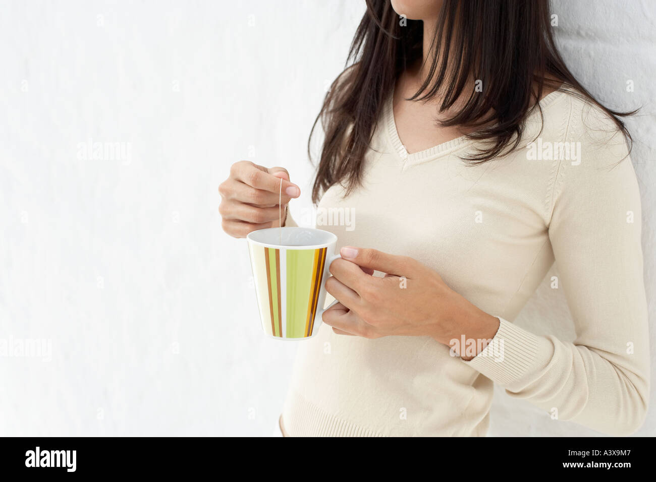 Eine junge Frau mit einer Tasse Tee Stockfoto