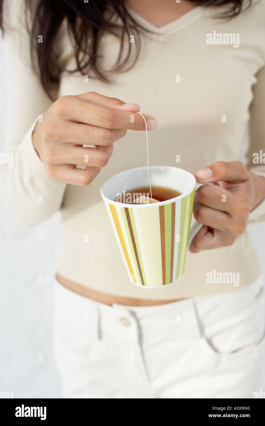 Eine junge Frau mit einer Tasse Tee Stockfoto