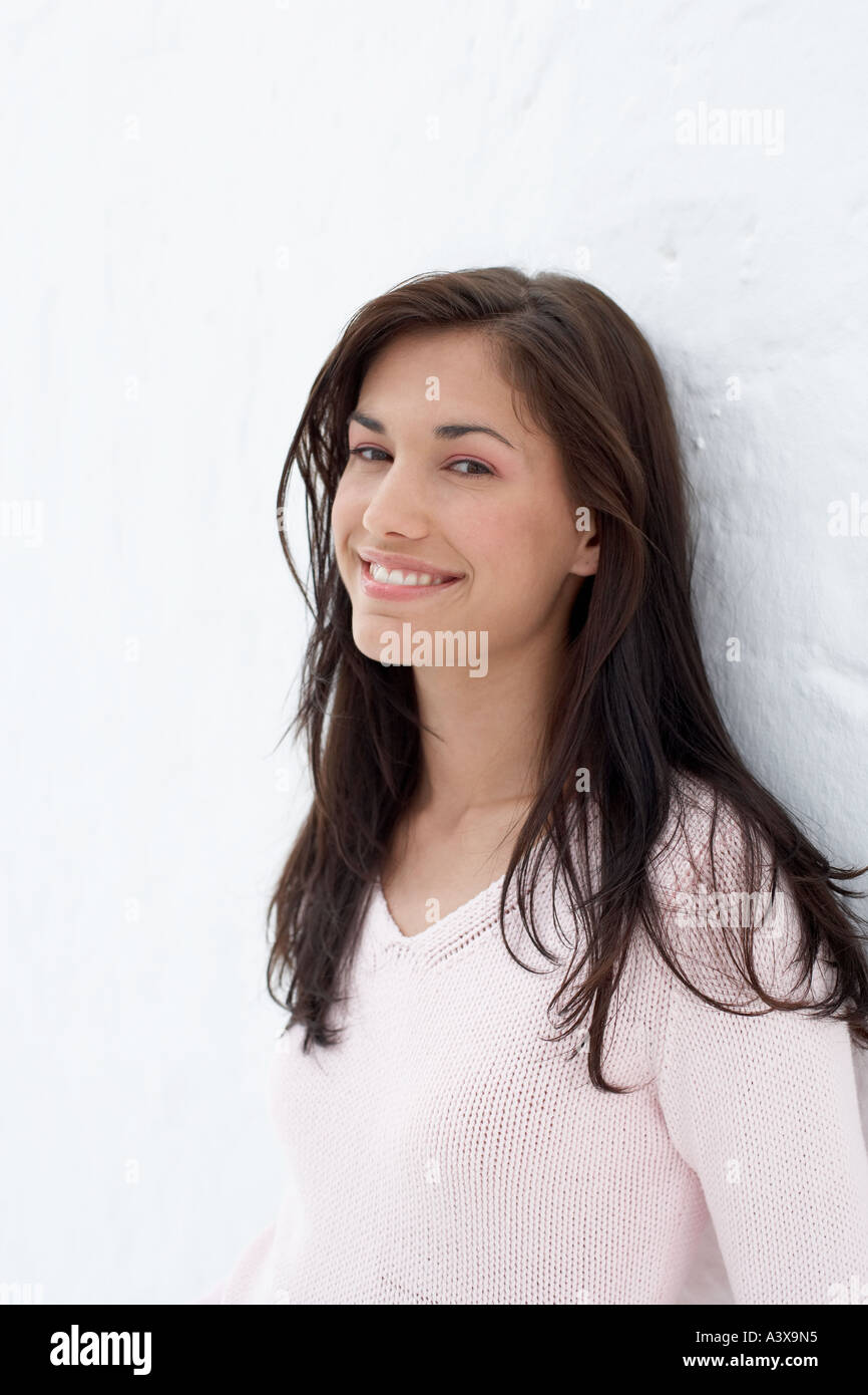 Eine junge Frau lächelt in die Kamera schaut Stockfoto