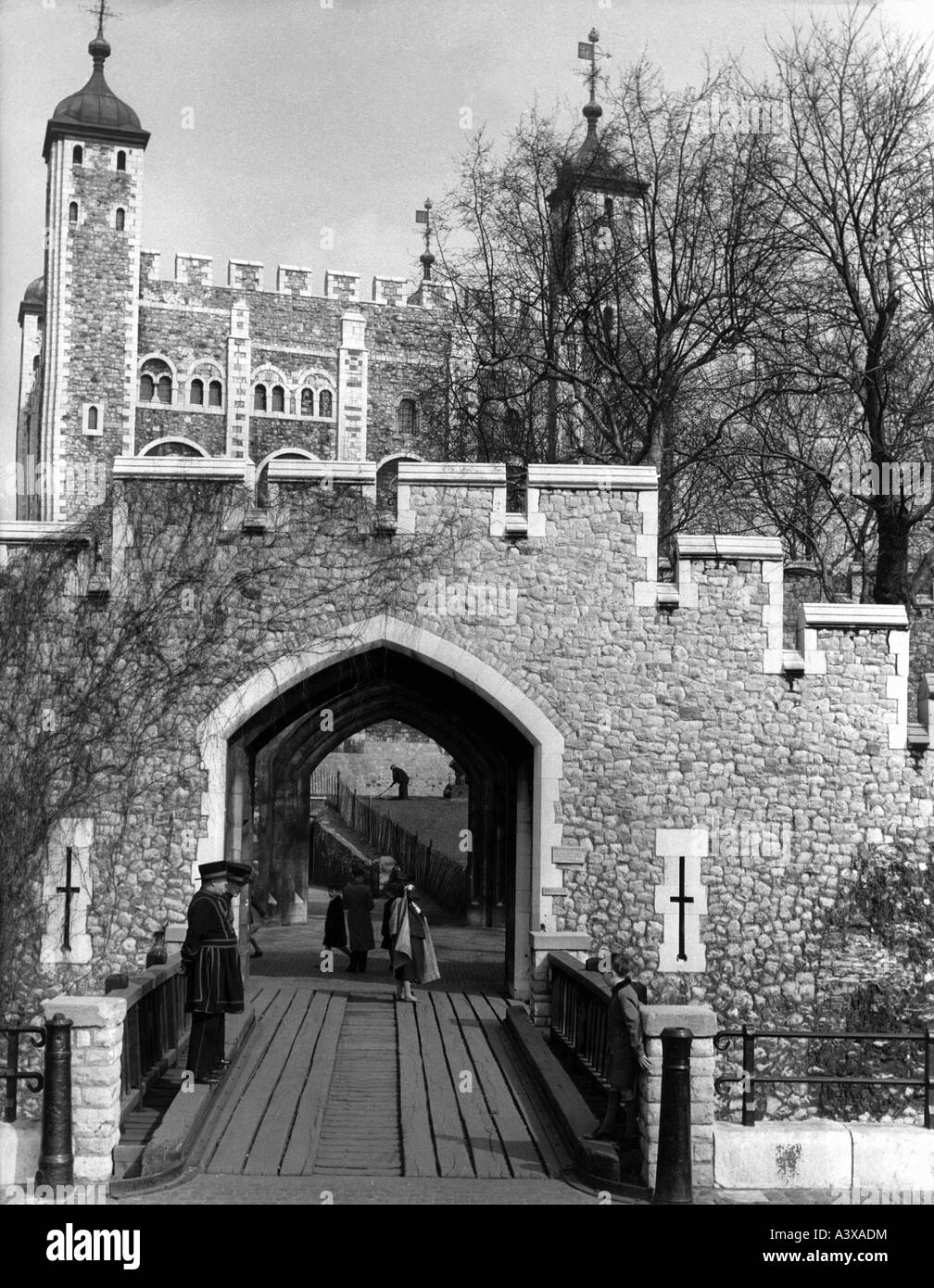Geographie/Reise, Großbritannien, London, Gebäude, Turm, Eingang mit Wache, 1950er Jahre, Stockfoto