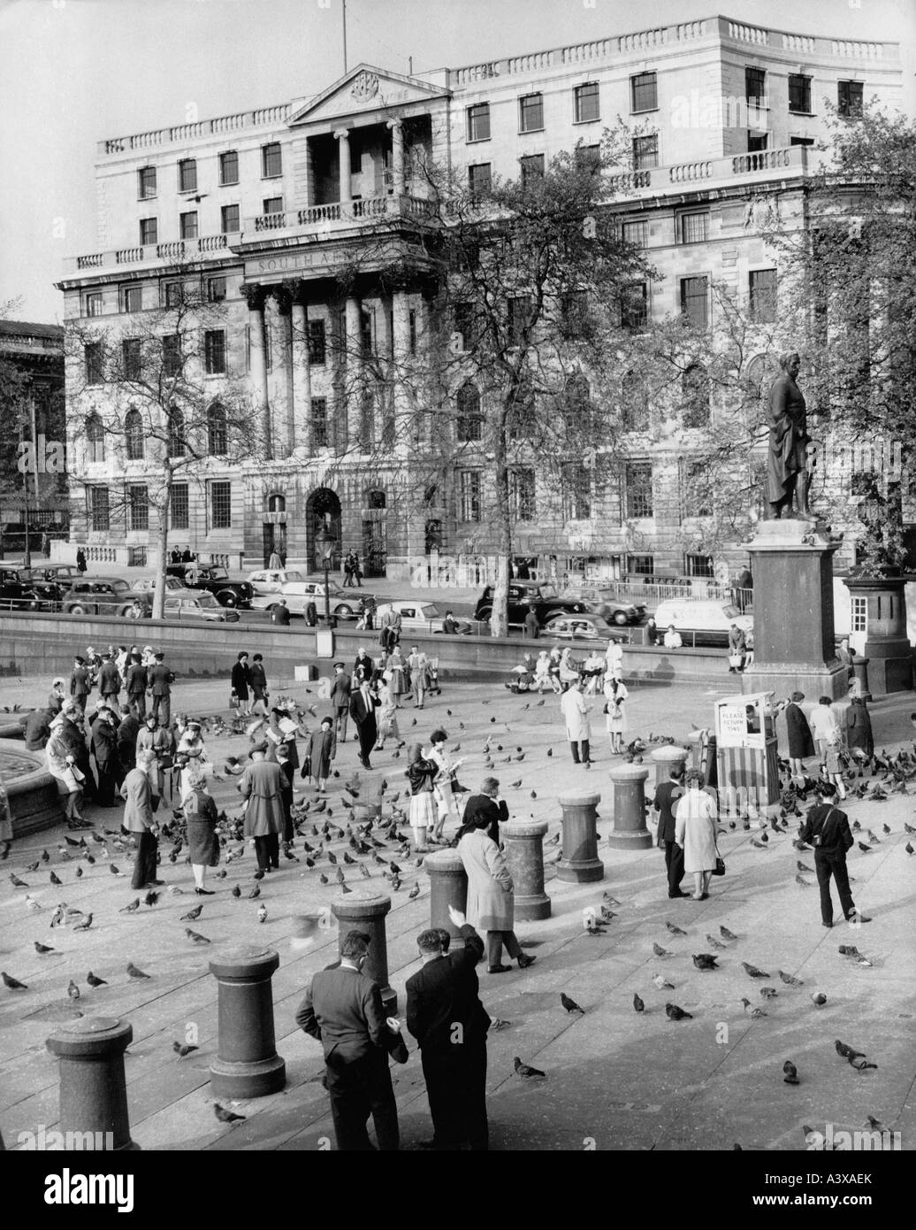 Geografie/Reisen, Großbritannien, London, Plätze, Trafalgar Square, Blick auf South Africa House, 1950er Jahre, Stockfoto