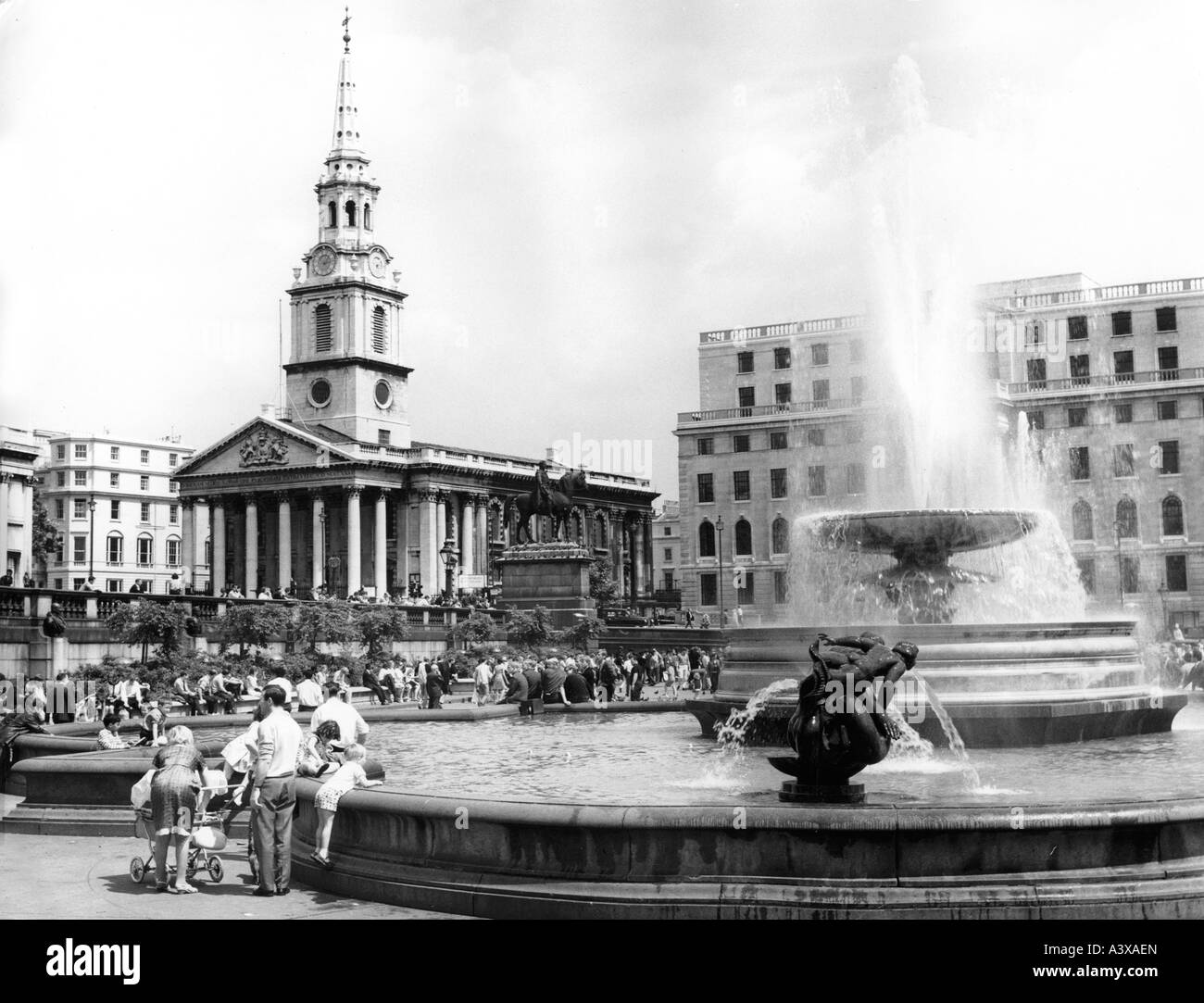 Geographie/Reise, Großbritannien, London, Plätze, Trafalgar Square, Brunnen, Blick auf St Martin-in-the-Fields, 1950er Jahre, Stockfoto