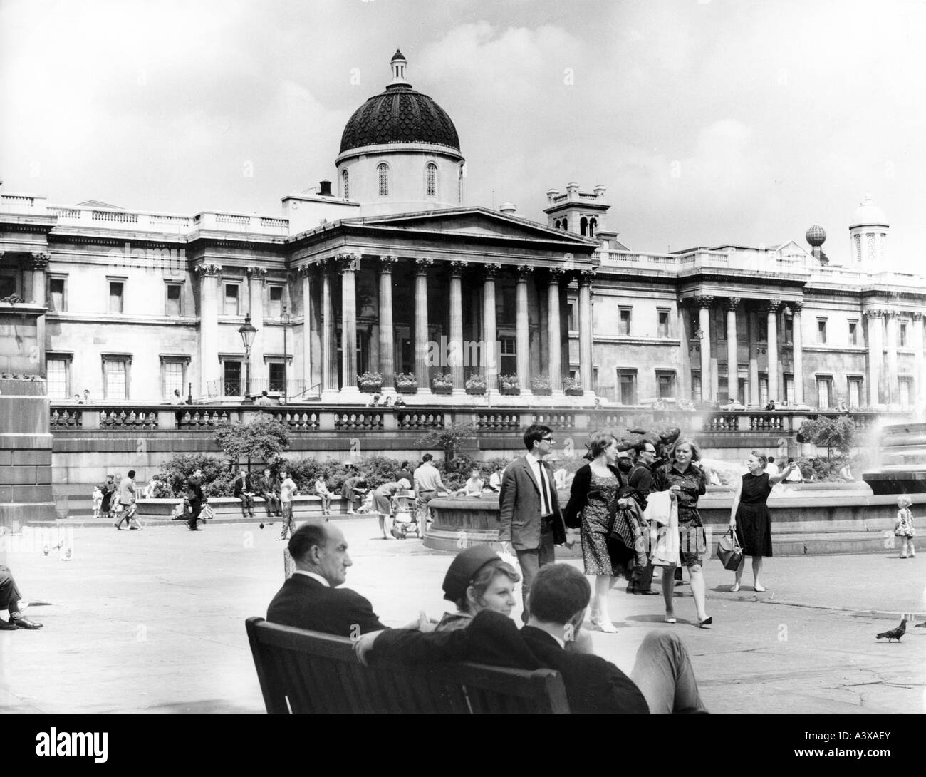 Geographie/Reise, Großbritannien, London, Gebäude, Museen, Nationalgalerie, Blick über den Trafalgar Square, 1950er Jahre, Stockfoto