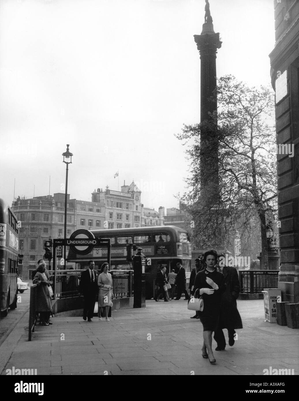 Geographie/Reisen, Großbritannien, London, Plätze, Trafalgar Square, Straßenszene mit U-Bahn-Station, 1950er Jahre, Stockfoto