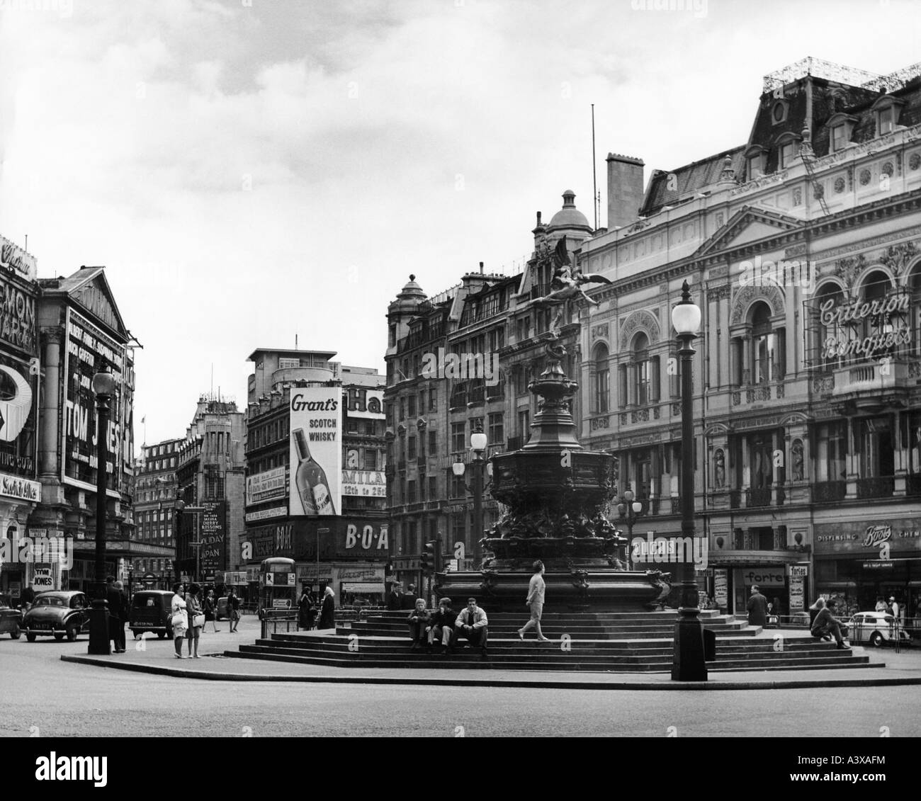 Geographie/Reisen, Großbritannien, London, Plätze, Piccadilly Circus, Statue des Eros, 1950er Jahre, Stockfoto