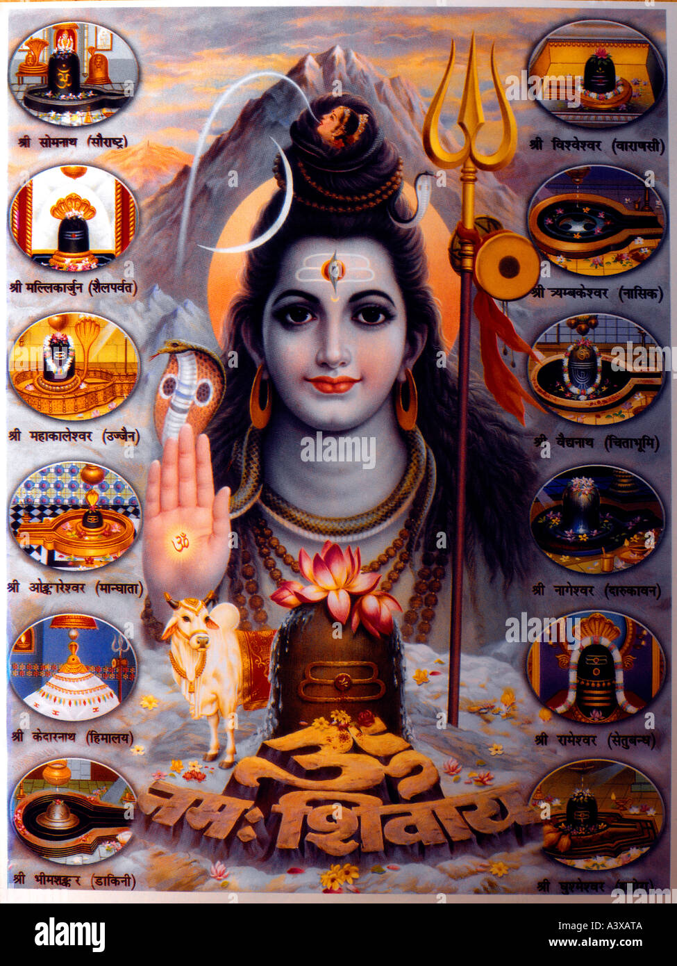 Hindugott Shiva auf Poster mit Tripundra auf der Stirn mit dem dritten Auge und dem Ganges, der aus Shivas Kopf fließt, einem der drei Triumvirate Stockfoto Hindugott Shiva auf Poster mit Tripundra auf der Stirn mit dem dritten Auge und dem Ganges, der aus Shivas Kopf fließt, einem der drei Triumvirate Stockfoto