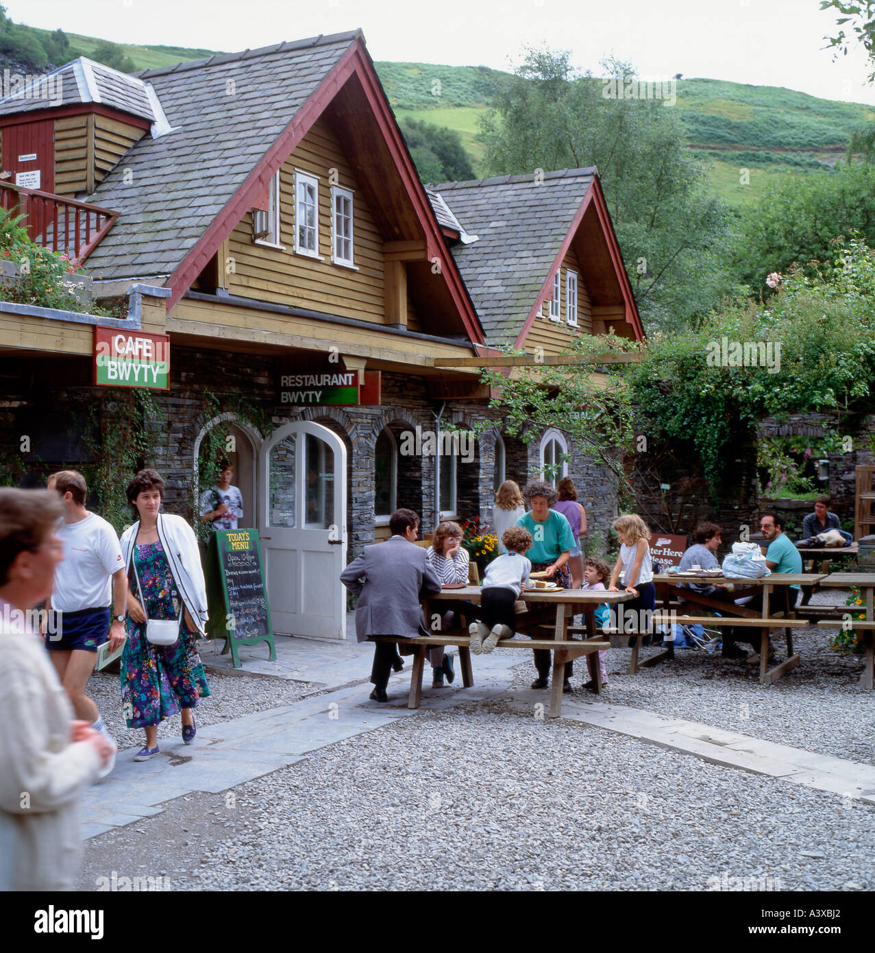 Besucher im Café bei CAT, dem Zentrum für Alternative Technologie Machynlleth Powys Wales UK Stockfoto