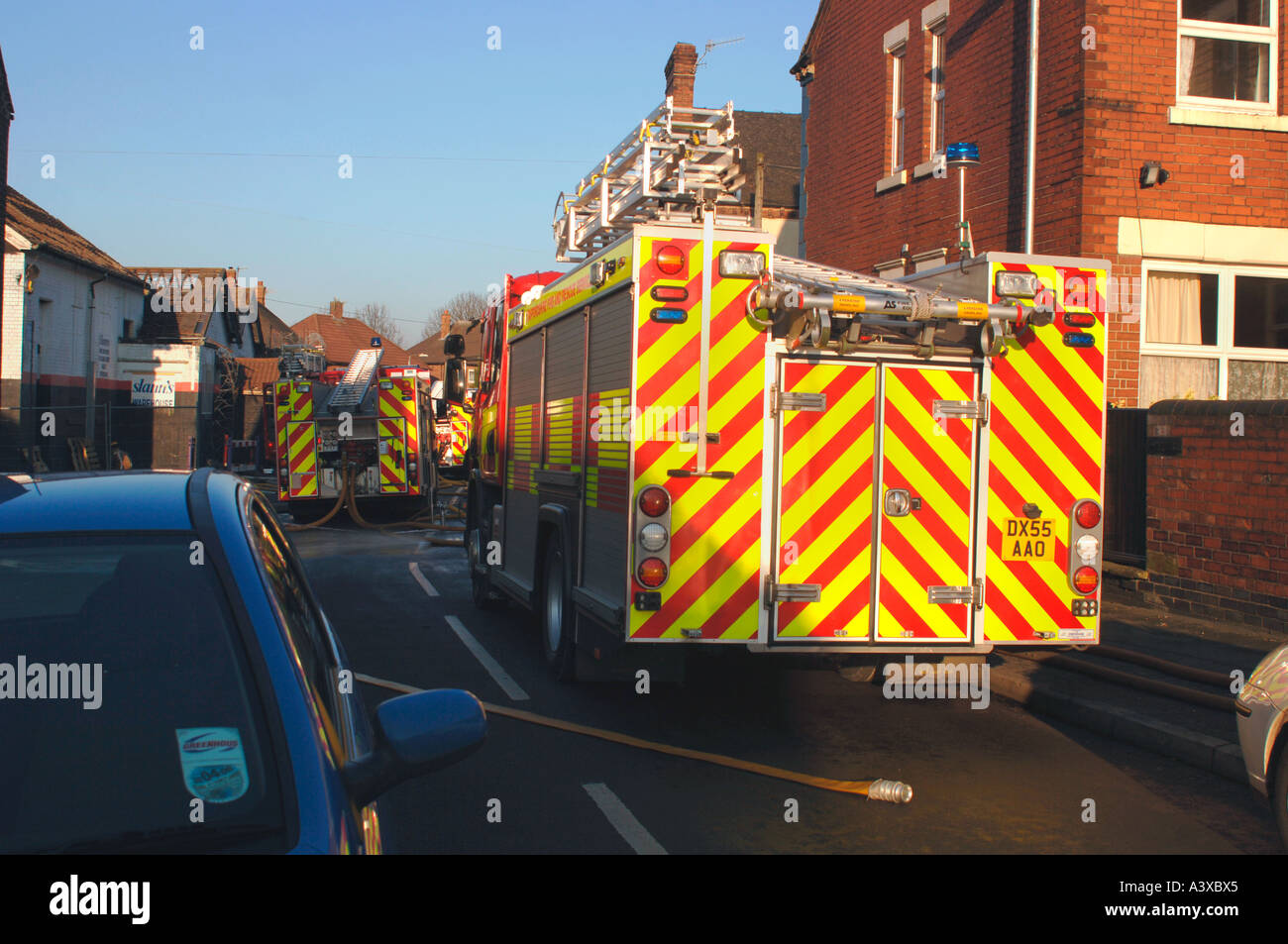 Staffordshire Feuerwehrfahrzeuge in der Szene der A Lager Feuer Stockfoto