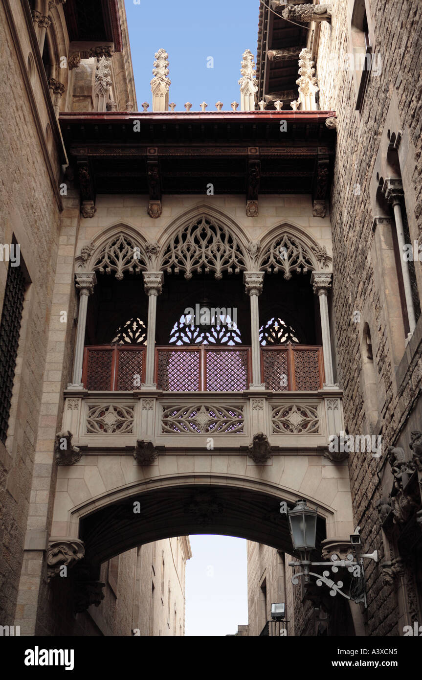 Neo-gotischen Brücke von Rubió ich Bellver in Barcelona, Carrer del Bisbe, Barri Gotic. Stockfoto