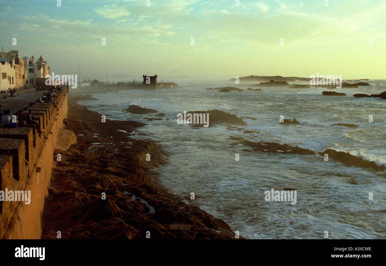 Blick auf den Sonnenuntergang der Ile de Mogador aus sich Hafen von Essaouira, Marokko Stockfoto