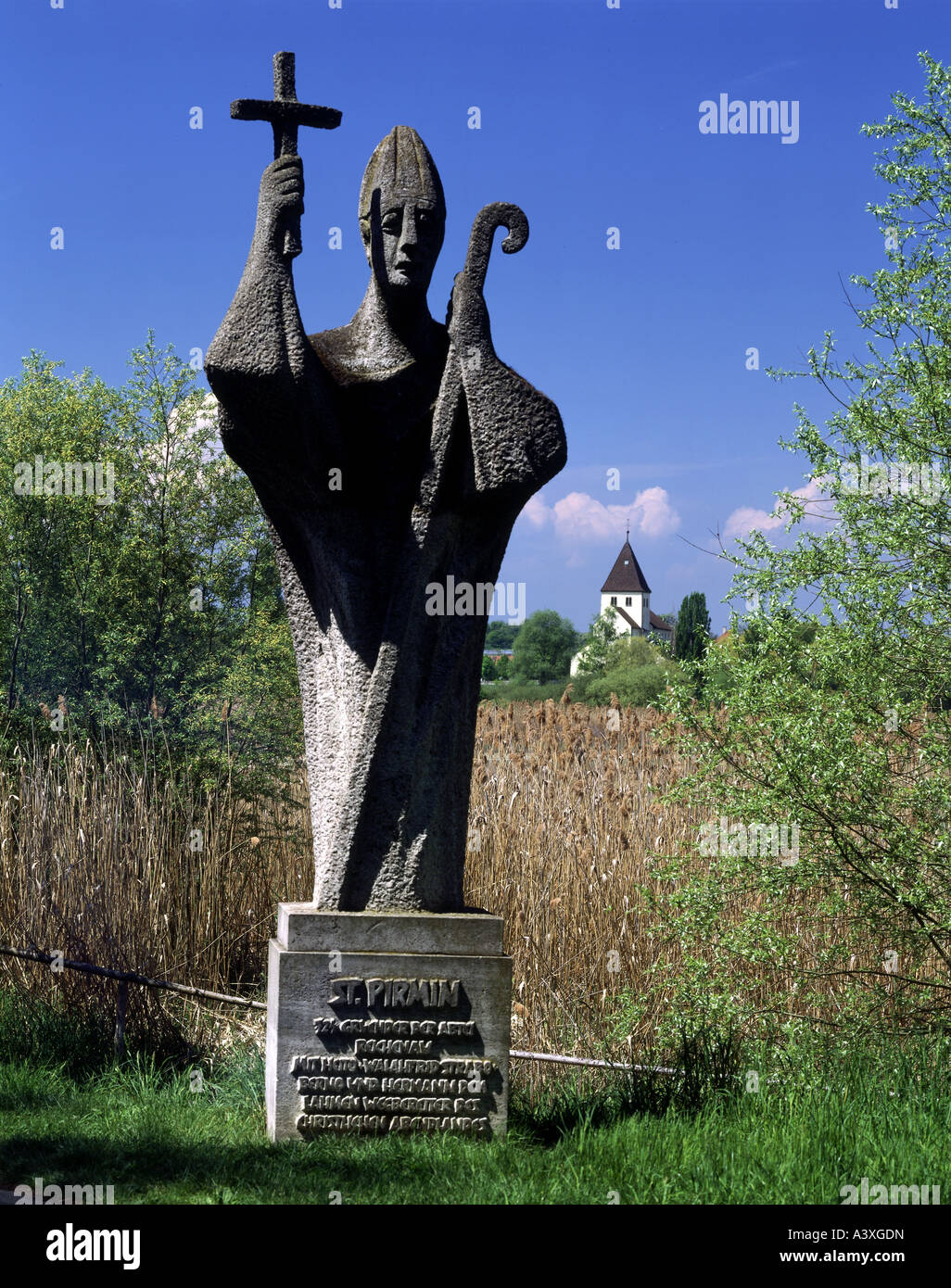Pirmin, Umm 690 - 3.11.753, Saint, mit Kreuz und Gauner, Skulptur, Stein, Oberzell, Reichenau Island, historisch, historische, Reli Stockfoto
