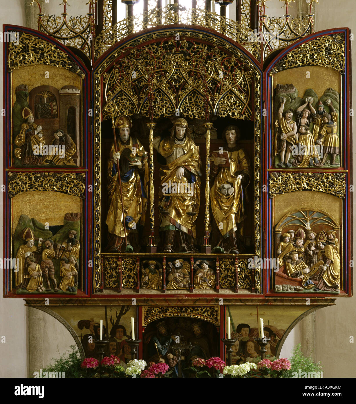 Bildende Kunst, Heiligen, geschnitzte Altar mit Erzengel Michael und St. Nikolaus und Stephanus, ca. 1522, Holz, St. Michael Ob Rauch Stockfoto