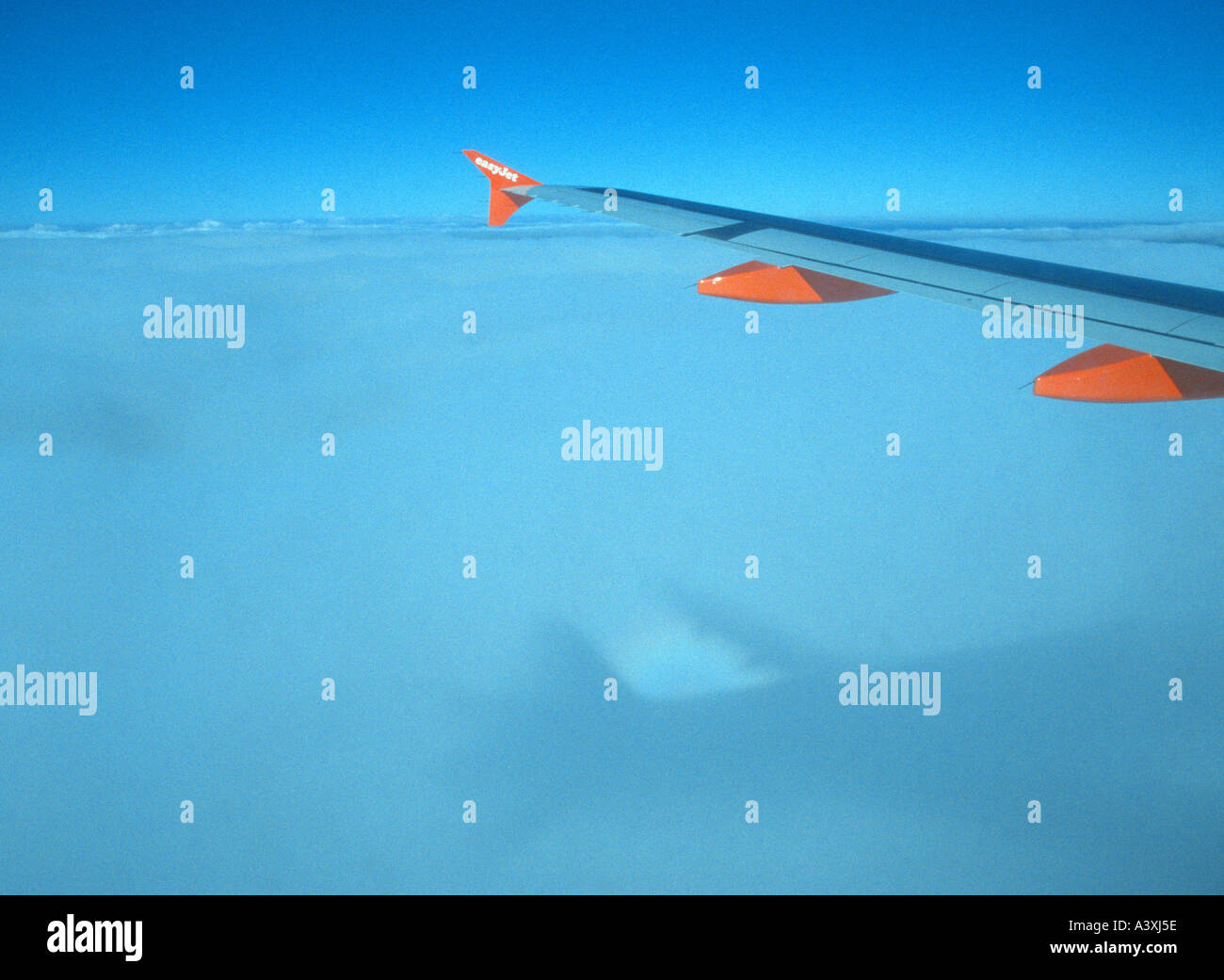 Flügel von Easyjet Budget low-cost Airline Flugzeug mit Himmel Wolken Hintergrund Flugzeug Reflexion Stockfoto