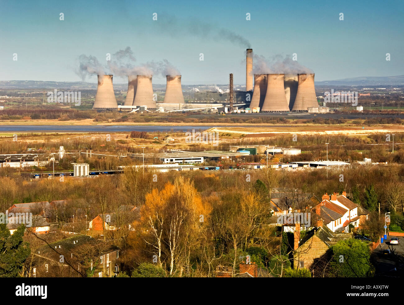 Fiddlers Ferry Kraftwerk und den Fluss Mersey, in der Nähe von Runcorn, Cheshire, England, UK Stockfoto