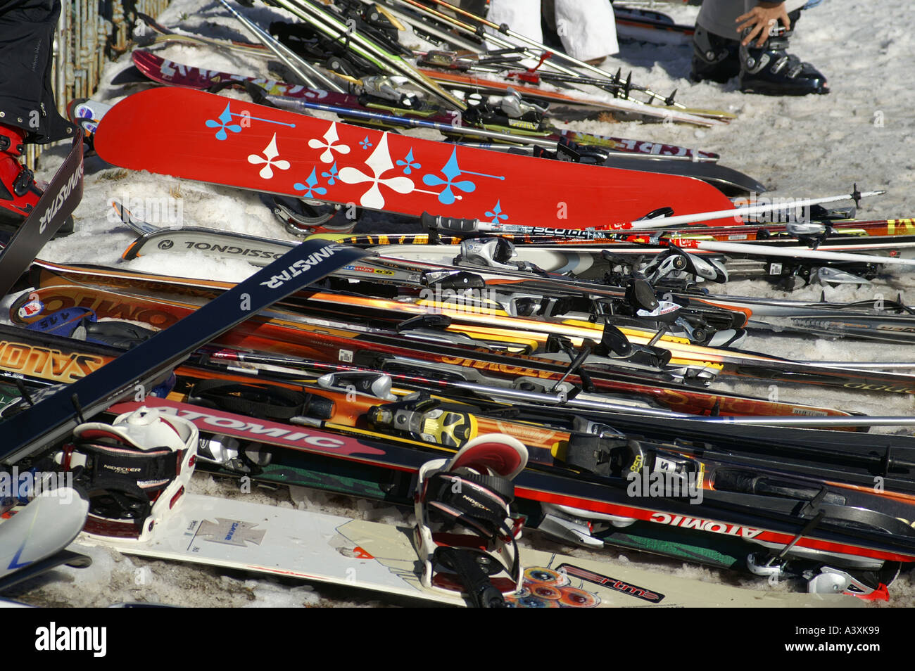 Haufen von Boards und Ski Skifahren Sport Stockfoto