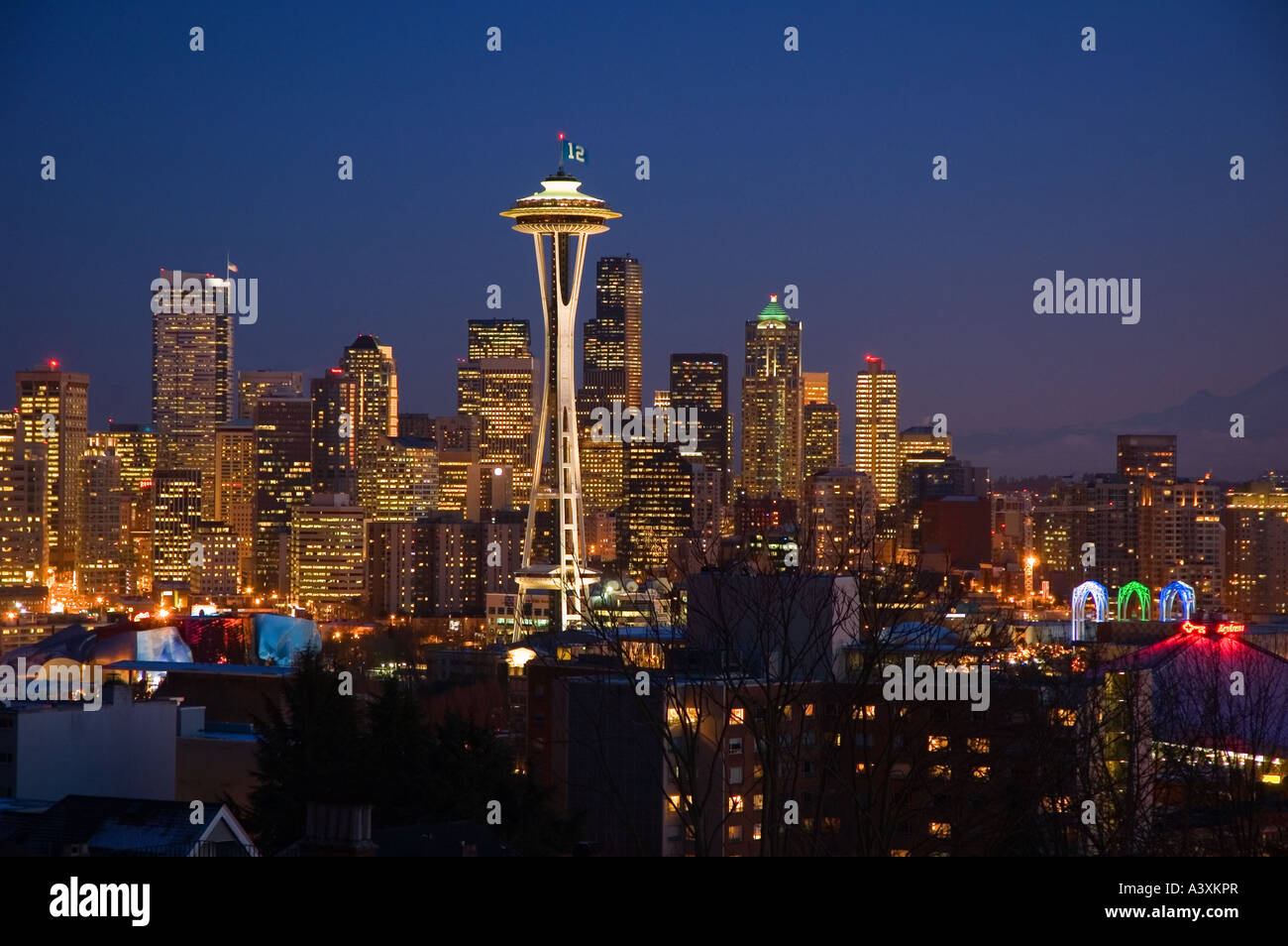 Seattle, Washington und der Space Needle an einem Winterabend Stockfoto