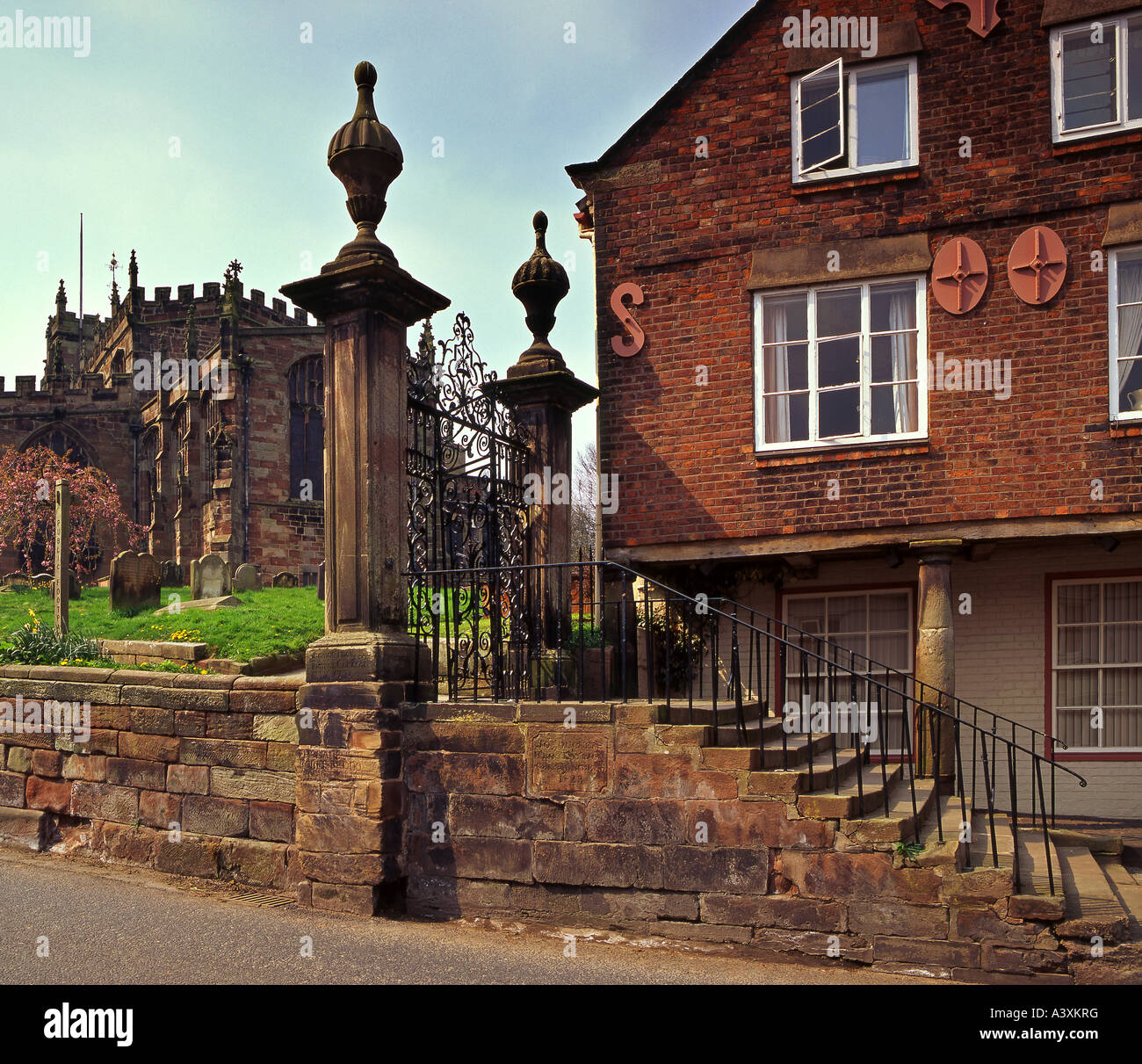 Der Markt Haus und alte Schritte neben St. Oswald Kirche, Malpas, Cheshire, England, Vereinigtes Königreich Stockfoto