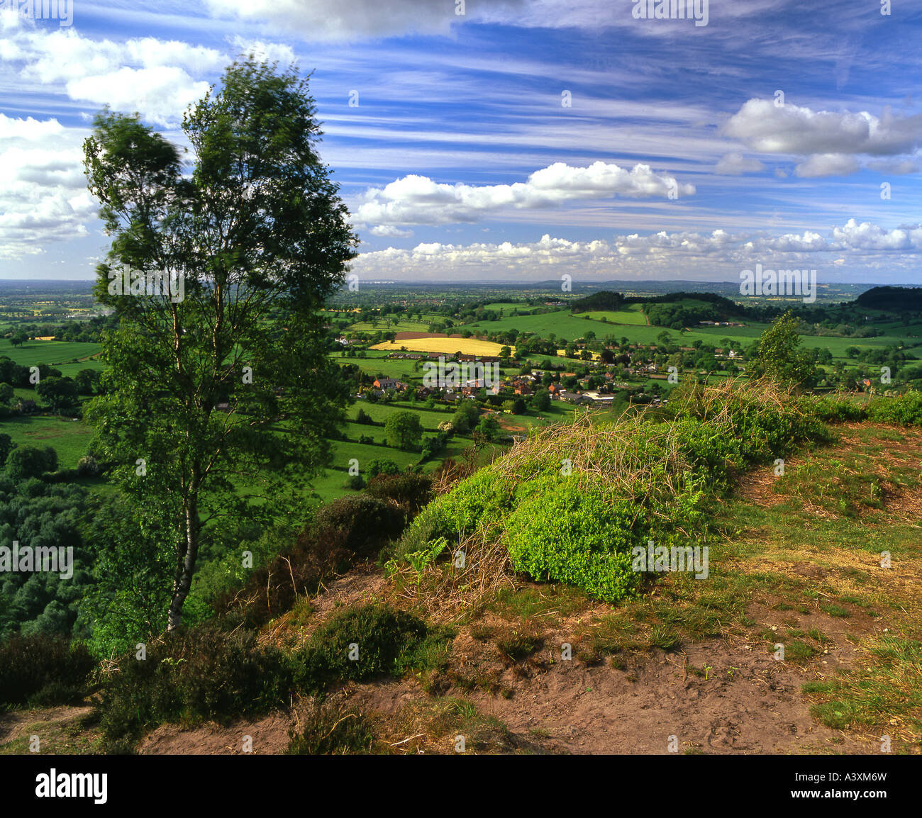 Blick auf die Cheshire-Ebene und das Dorf von Brown Knoll aus Bickerton Hill, zentrale Cheshire, England, UK Stockfoto