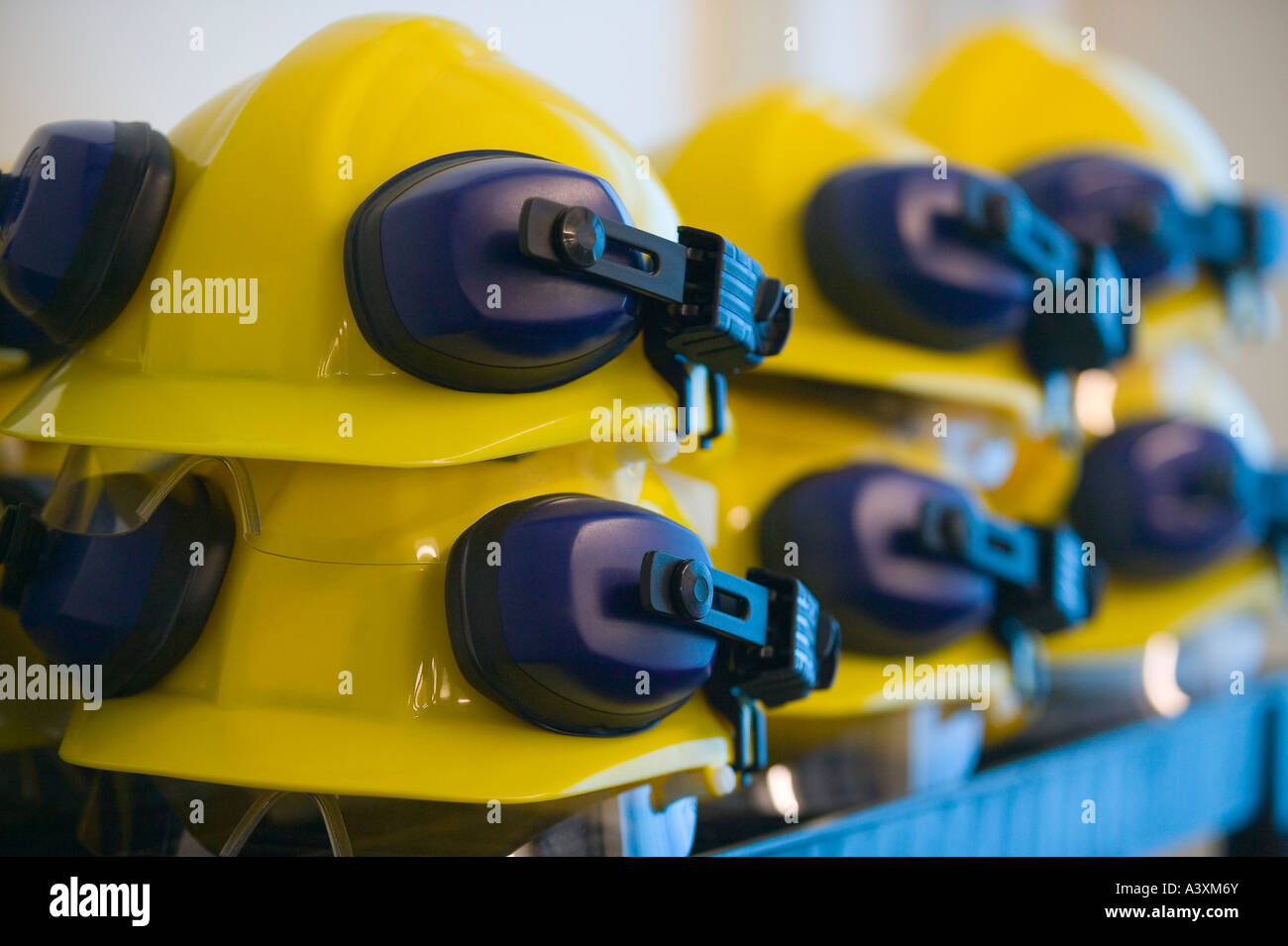 SICHERHEIT HELME/SCHUTZHELME MIT OHR-PROTEKTOREN IM STORE Stockfoto