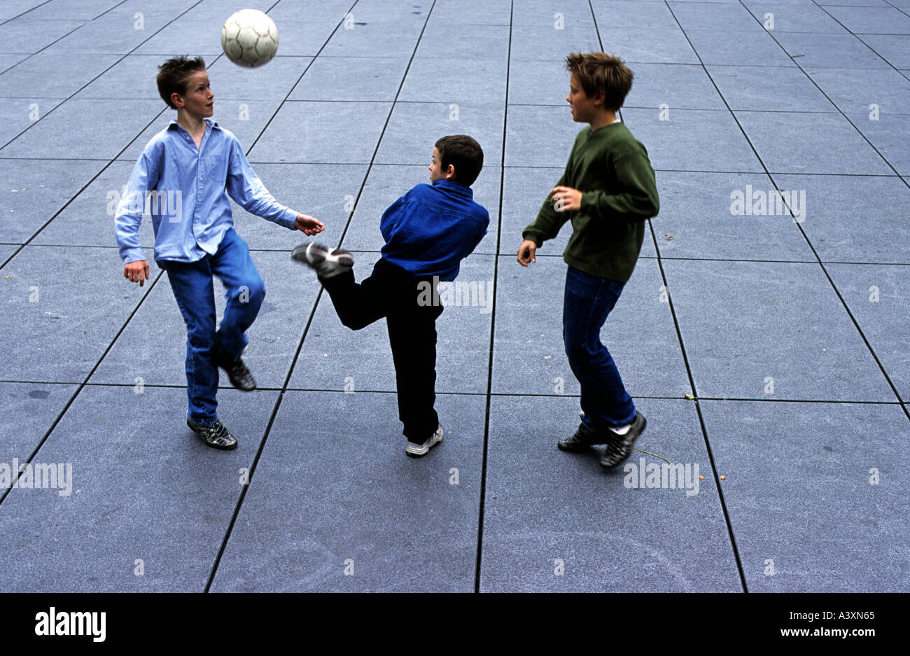 Gruppe von Freunden Fußballspielen auf der Straße in Paris, Frankreich. Stockfoto
