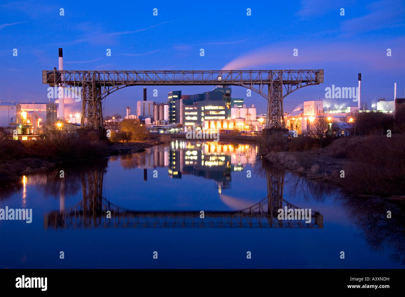 Die Schwebefähre Warrington oder Bank Quay Schwebefähre und Fluss Mersey bei Nacht, Warrington, Cheshire, England, Vereinigtes Königreich Stockfoto