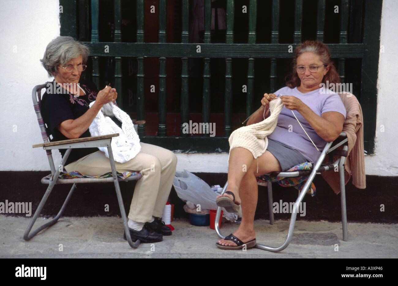 Zwei Frauen stricken in Alt-Havanna-Kuba Stockfoto