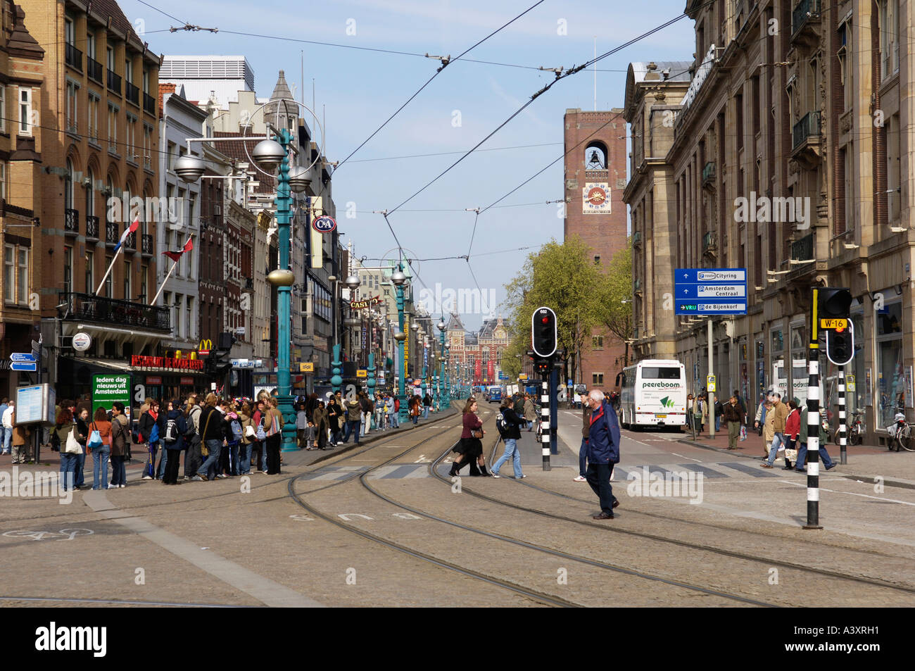 Im Zentrum von Amsterdam mit Haupt Straße Damrak und Dam Square Foto Rolf Adlercreutz Stockfoto