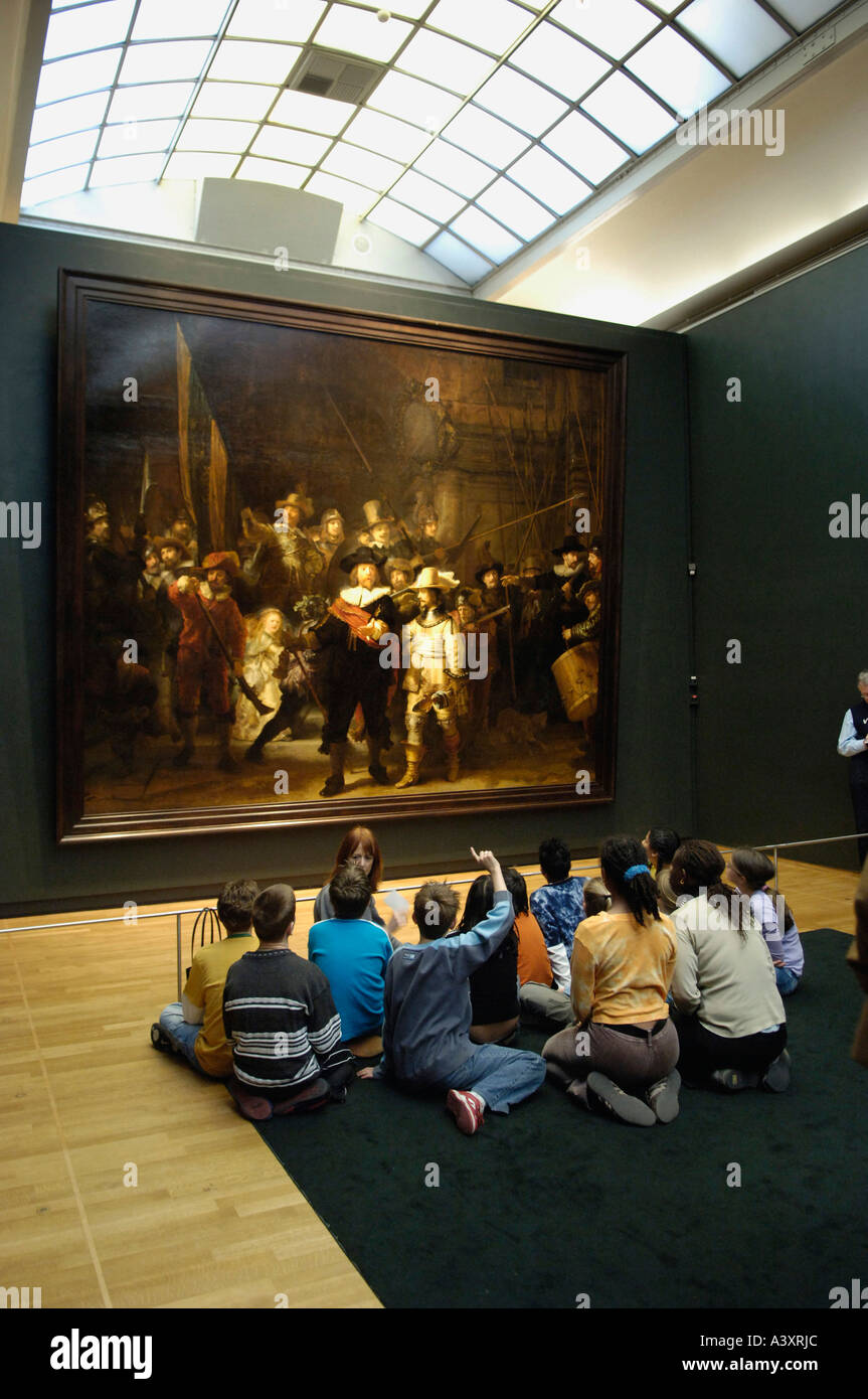 Amsterdam Niederlande Schulkindern besucht das Rijksmuseum und sieht bei Rembrandts Nachtwache Stockfoto