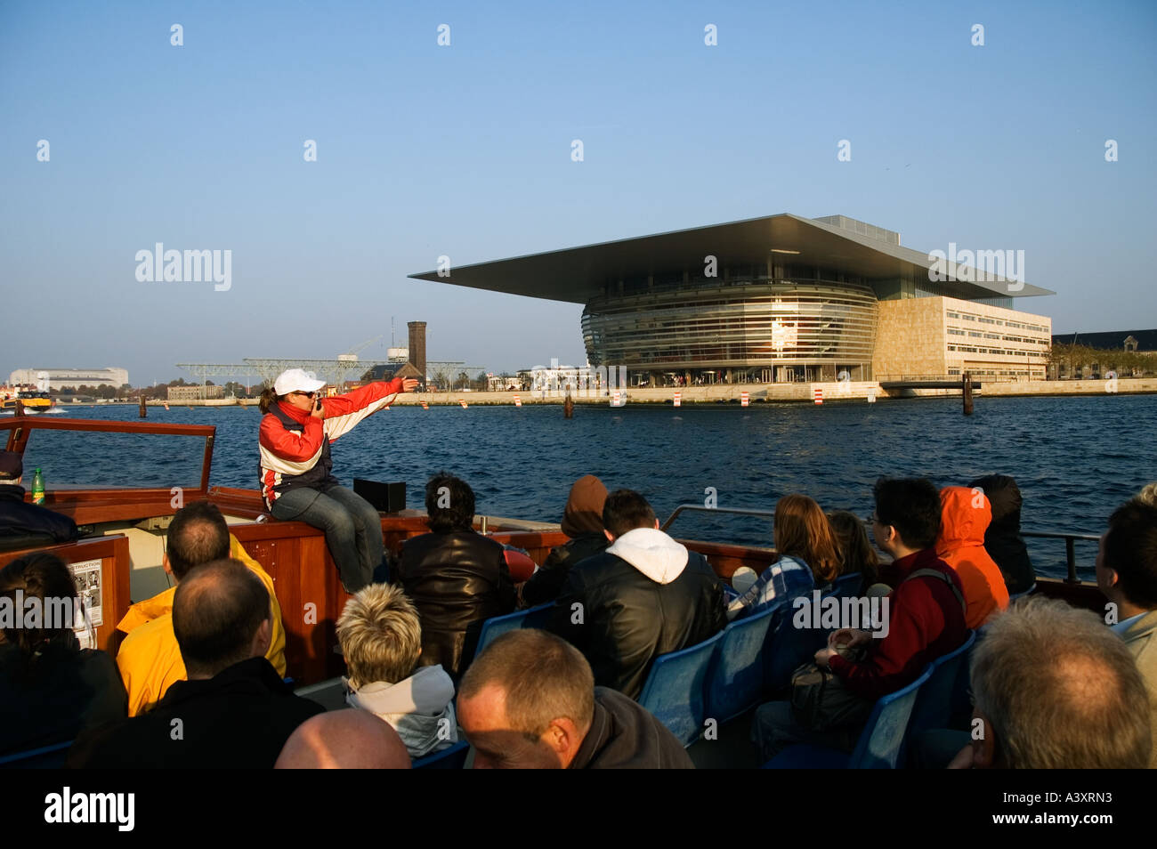 Kopenhagen Dänemark auch mit einem Führer übergeben das neue Opernhaus am Hafen Stockfoto