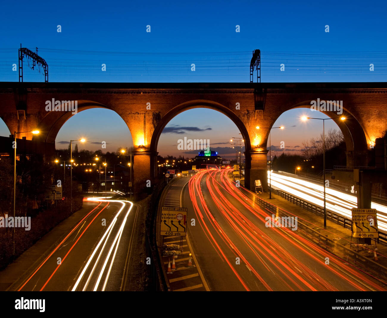 Stockport-Viadukt und der M60-Autobahn bei Nacht, Stockport, größere Manchester, England, UK Stockfoto