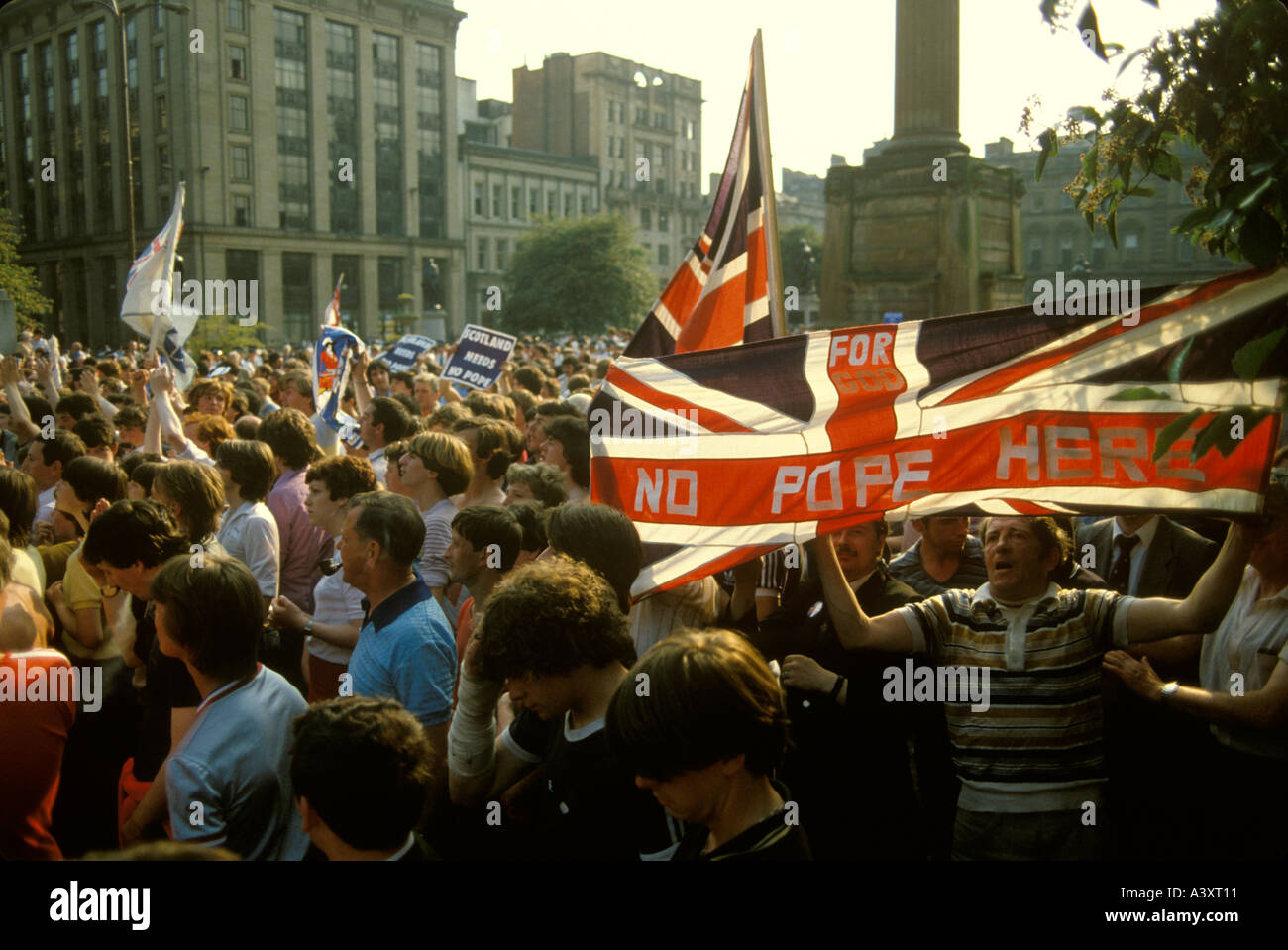 Kein Papst hier Union Jack Flag Antipapisten Protest Päpste reisen durch Glasgow Schottland 1982 1980er Jahre Papst Johannes Paul II. IIS Besuch in Großbritannien. HOMER SYKES Stockfoto