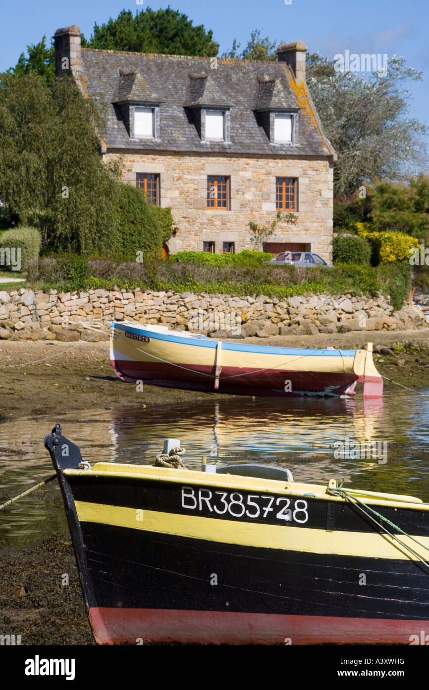 Angelboote/Fischerboote vor einem Haus in Saint Pabu, Bretagne, Finistère. am Ufer der Mündung des Aber Benoit, Frankreich Stockfoto