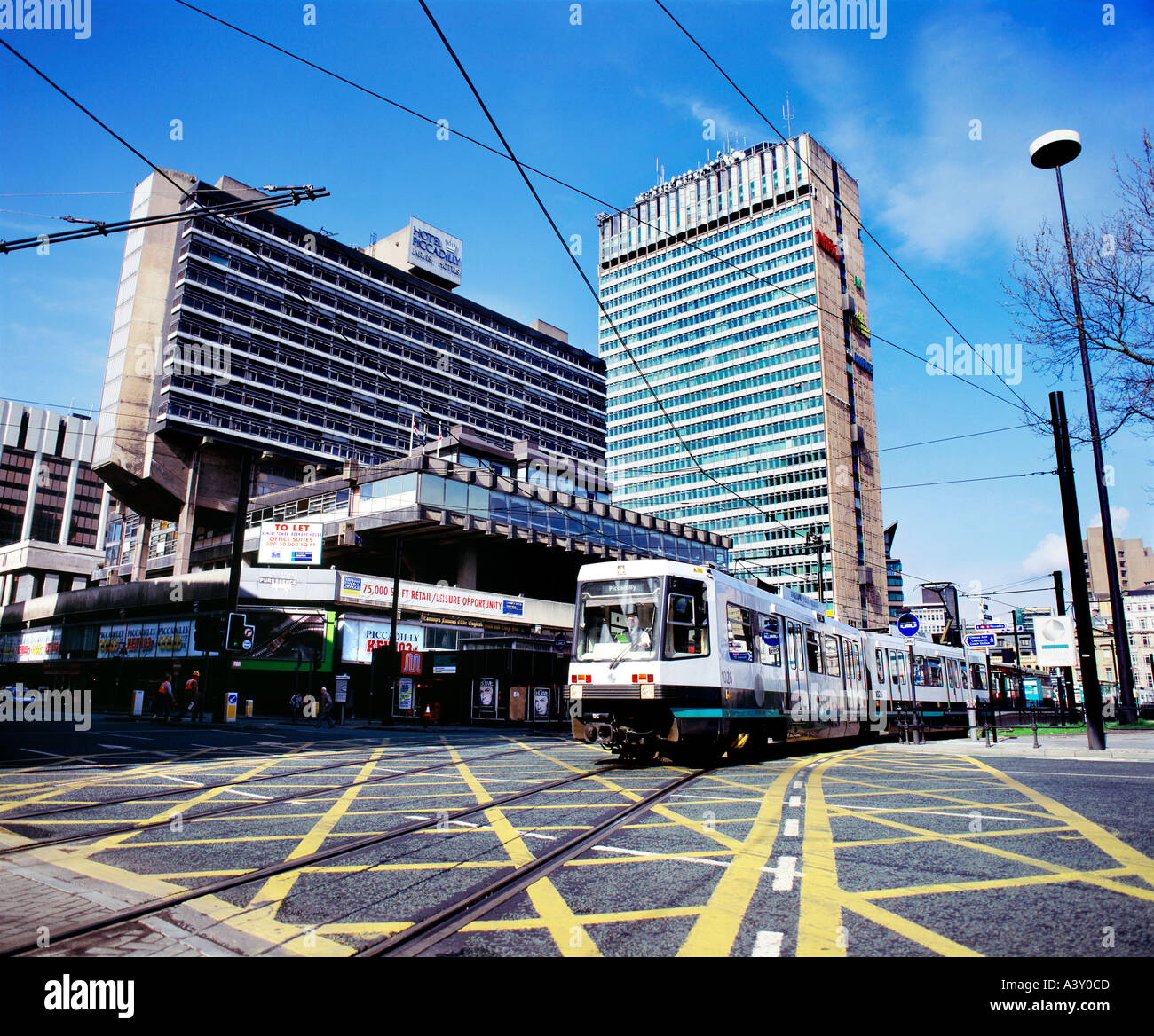 Straßenbahn im Zentrum von Manchester Piccadilly Gardens. Stockfoto