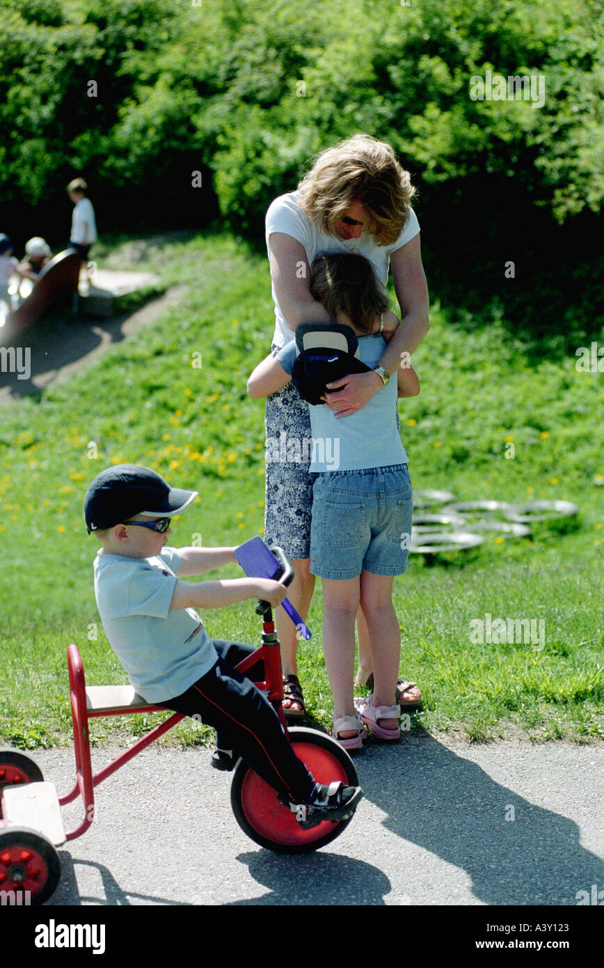 Trauriges Mädchen ist durch Personal Frau getröstet. Stockfoto
