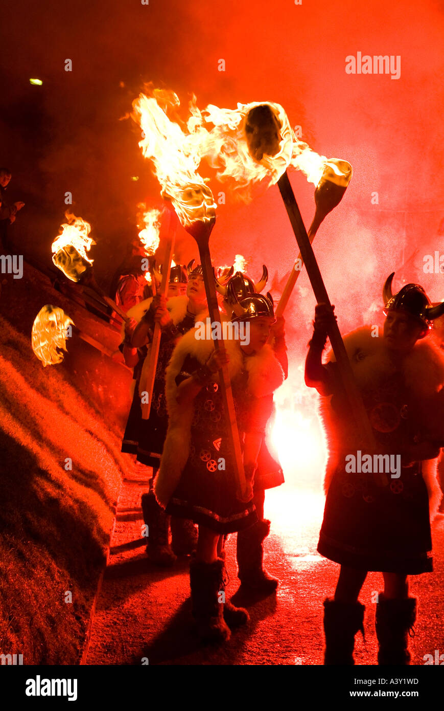 dh up Helly AA LERWICK SHETLAND Paradinglampen Junior Guizer Feuerprozession Viking Galeere brennende Kinder Fackel Kinderparade Flamme Stockfoto