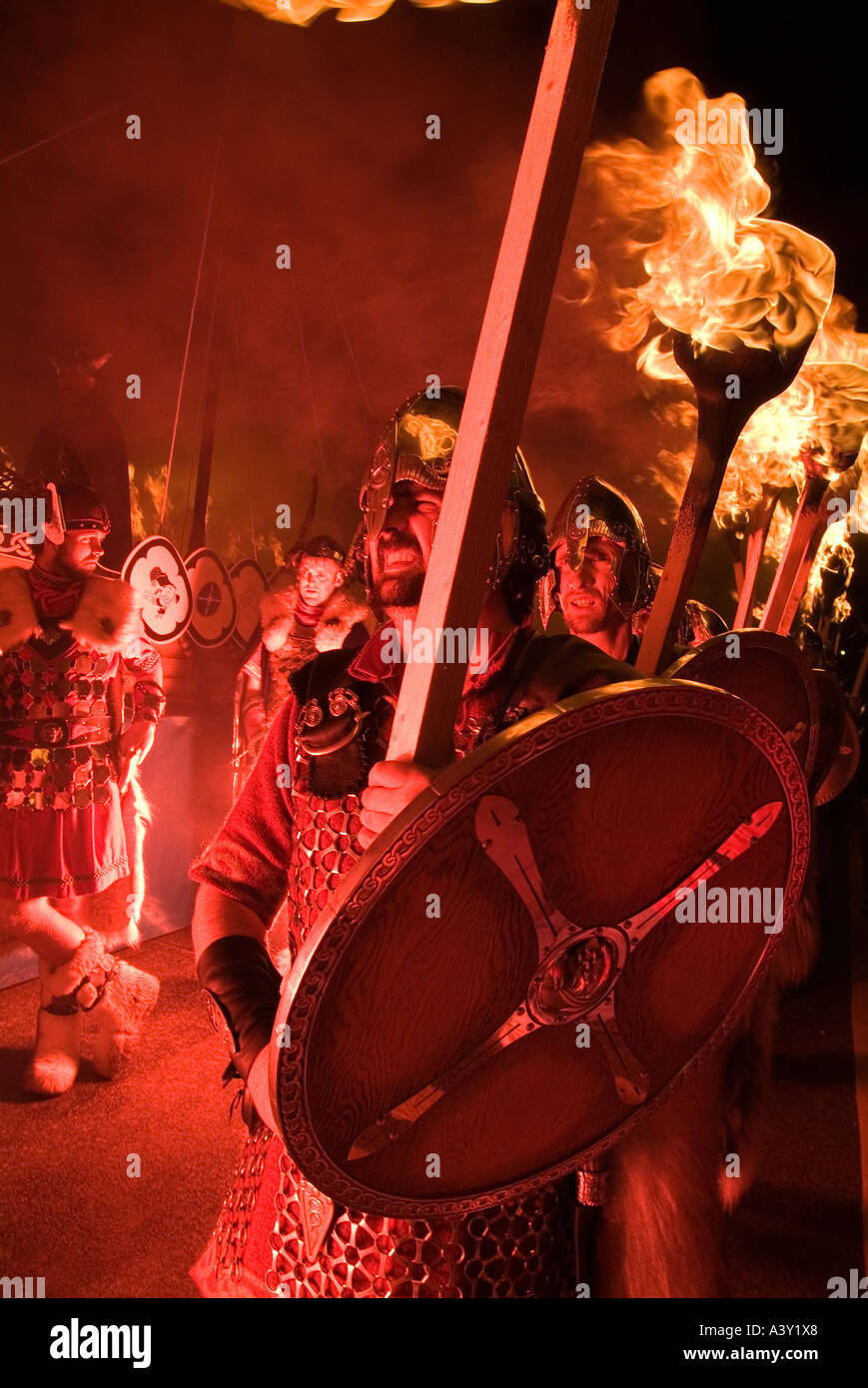 dh up Helly AA Feuerprozession LERWICK SHETLAND Wikinger eskortieren Viking Fackel Parade Festival shetlands jarl Kader Fackeln Yarl Stockfoto
