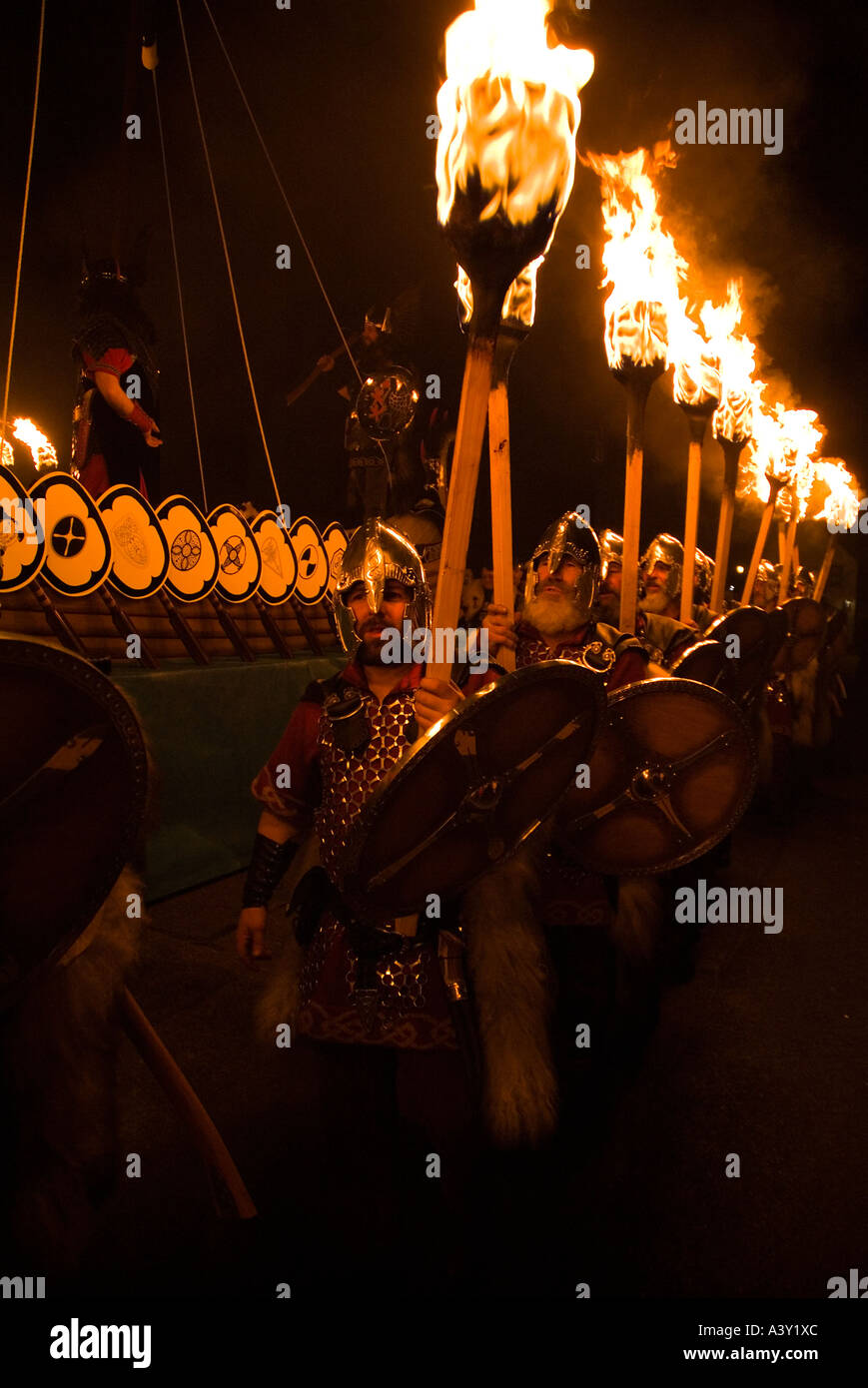 dh up Helly AA Feuerprozession LERWICK SHETLAND Wikinger Schottland Viking Langschiff Galeere Trupp Fackeln Parade Krieger shetlands Stockfoto