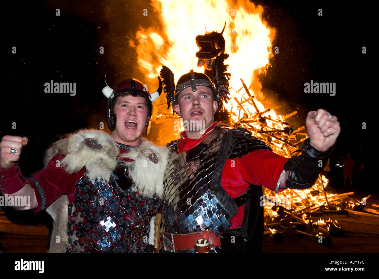 dh up Helly AA Feuerprozession LERWICK SHETLAND zwei Wikinger Mit Langschiff Galeere alight wikinger Krieger Kostüm Festival brennen Stockfoto