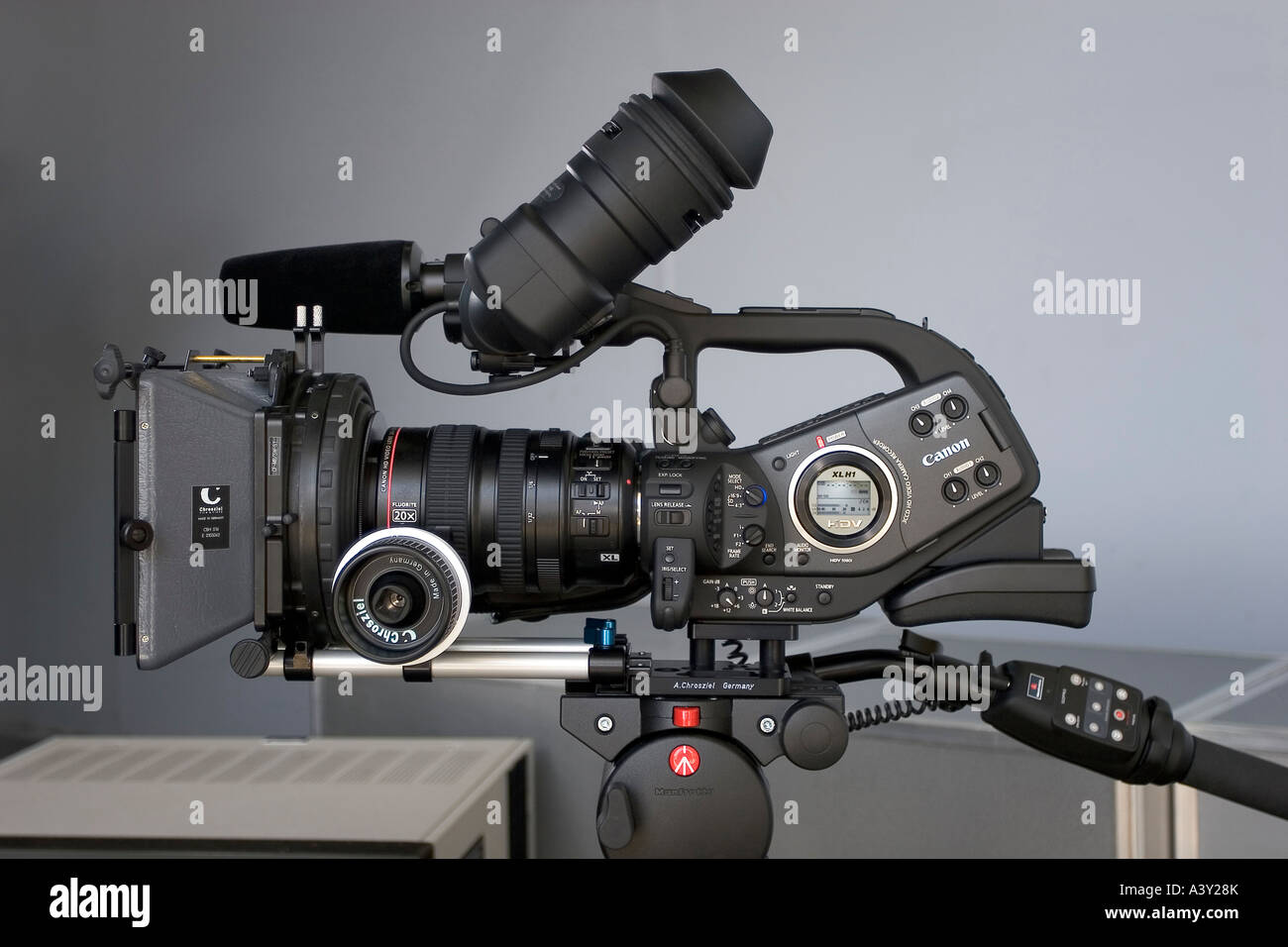 Professionelle High-Definition-Video-Kamera in einer Studioumgebung. Stockfoto