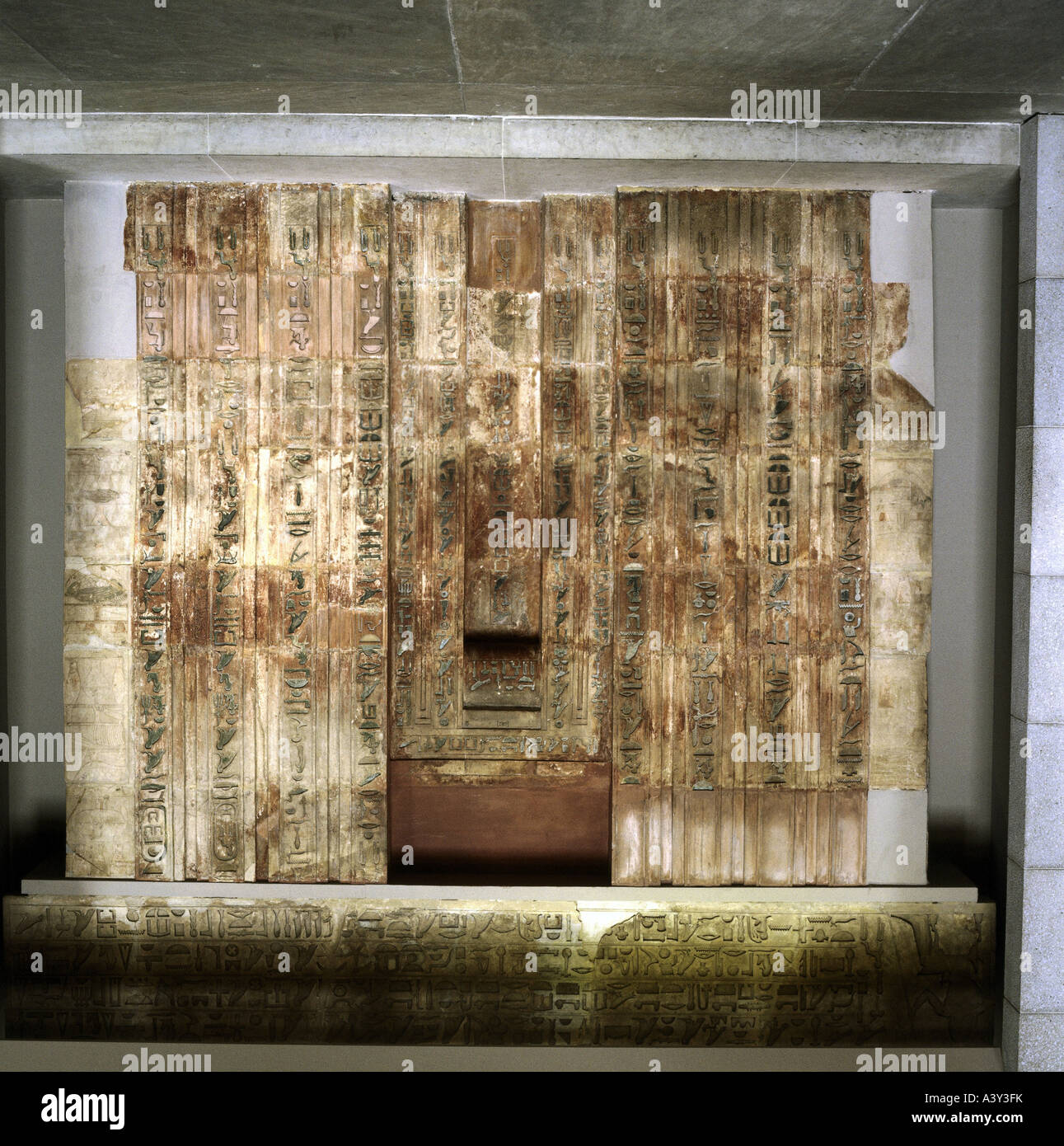 Bildende Kunst, antike, Ägypten, altes Reich, Relief, falsche Tür mit Architrav, Grab von Ptahshepses, Kalkstein, gemalt, Circ Stockfoto