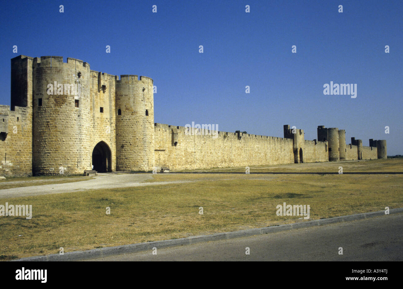 Tor und Stadt Stadtmauer von Aigues-Mortes, Frankreich, Languedoc-Roussillon, Gard, Aigues-Mortes Stockfoto
