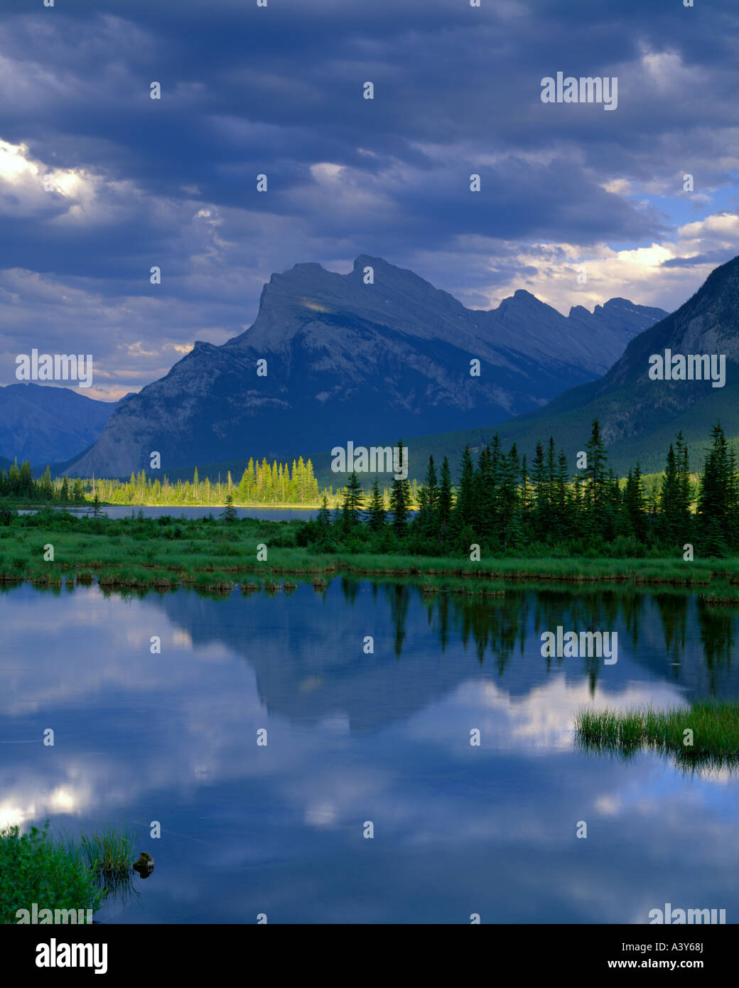Banff Nationalpark, Alberta, Kanada Mount Rundle Vermillion Seen reflektieren Stockfoto