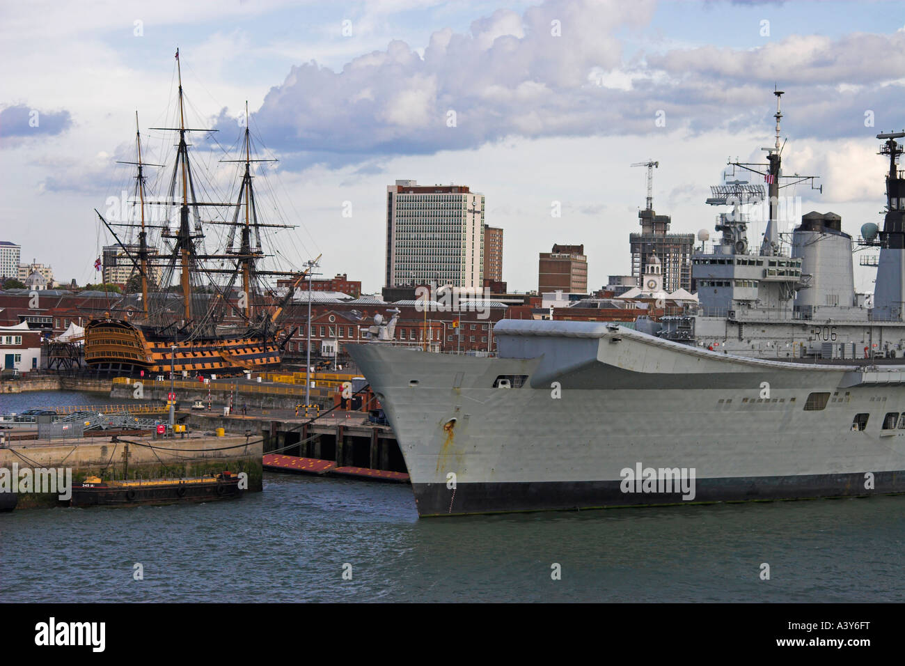 Die Naval Dockyard in Portsmouth zeigt HMS Illustrious und Nelson s Sieg hinter, Hampshire, England Stockfoto
