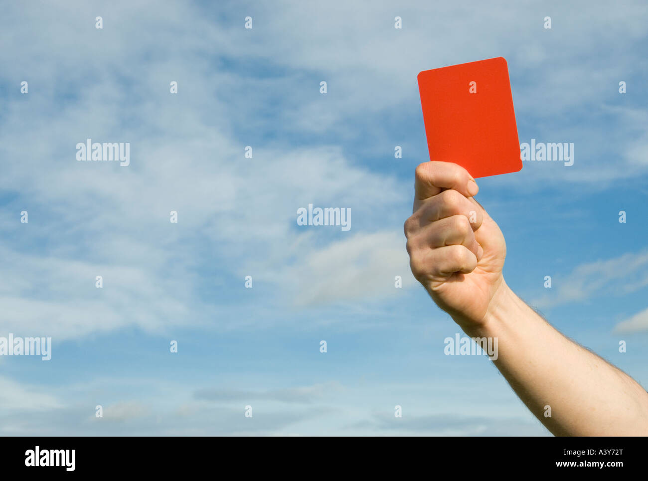 Nahaufnahme des Schiedsrichters, der eine rote Karte vor einem blauen Himmel zeigt Stockfoto