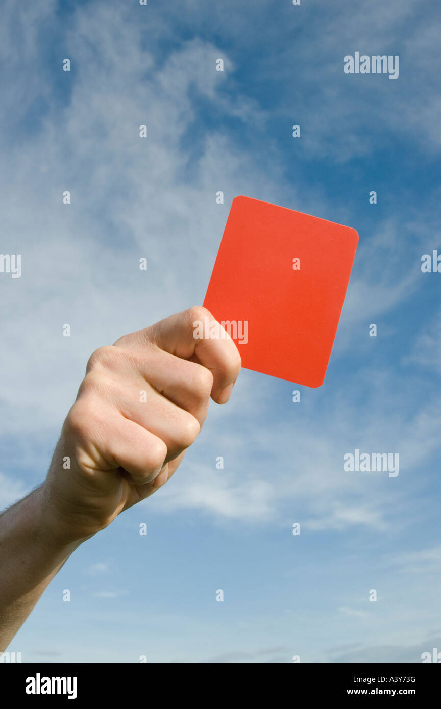 Nahaufnahme des Schiedsrichters, der eine rote Karte vor einem blauen Himmel zeigt Stockfoto Nahaufnahme des Schiedsrichters, der eine rote Karte vor einem blauen Himmel zeigt Stockfoto