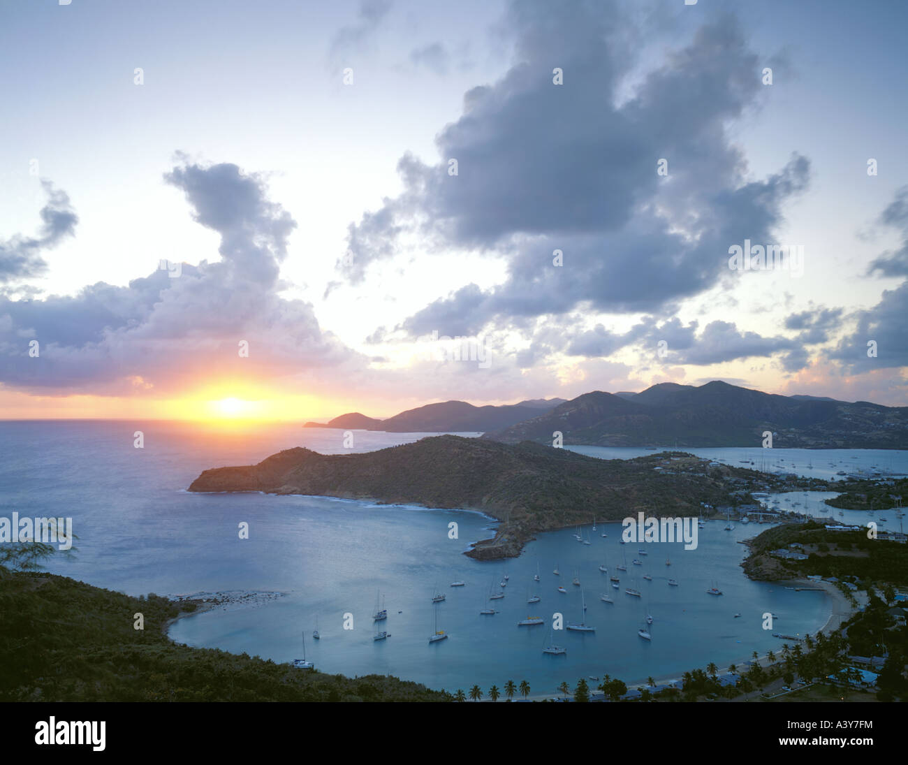 Antigua-Westindien Sonnenuntergang über Englisch Hafen und Snapper Punkt von Shirley Heights Karibik Inseln über dem Winde Stockfoto
