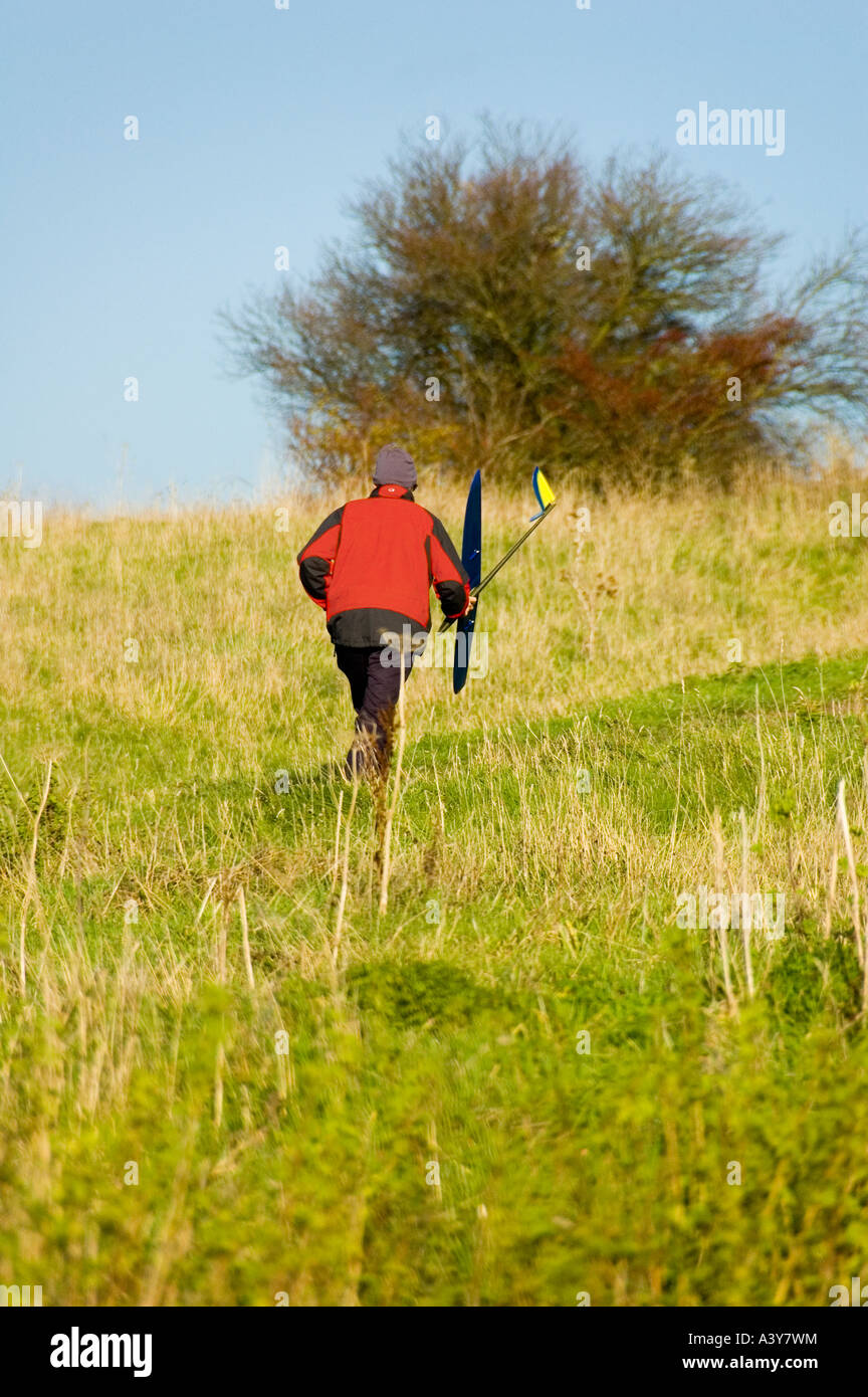 Ein Modell-Segelflugzeug-Enthusiasten unter seinem Flugzeug an die Spitze eines Hügels Stockfoto