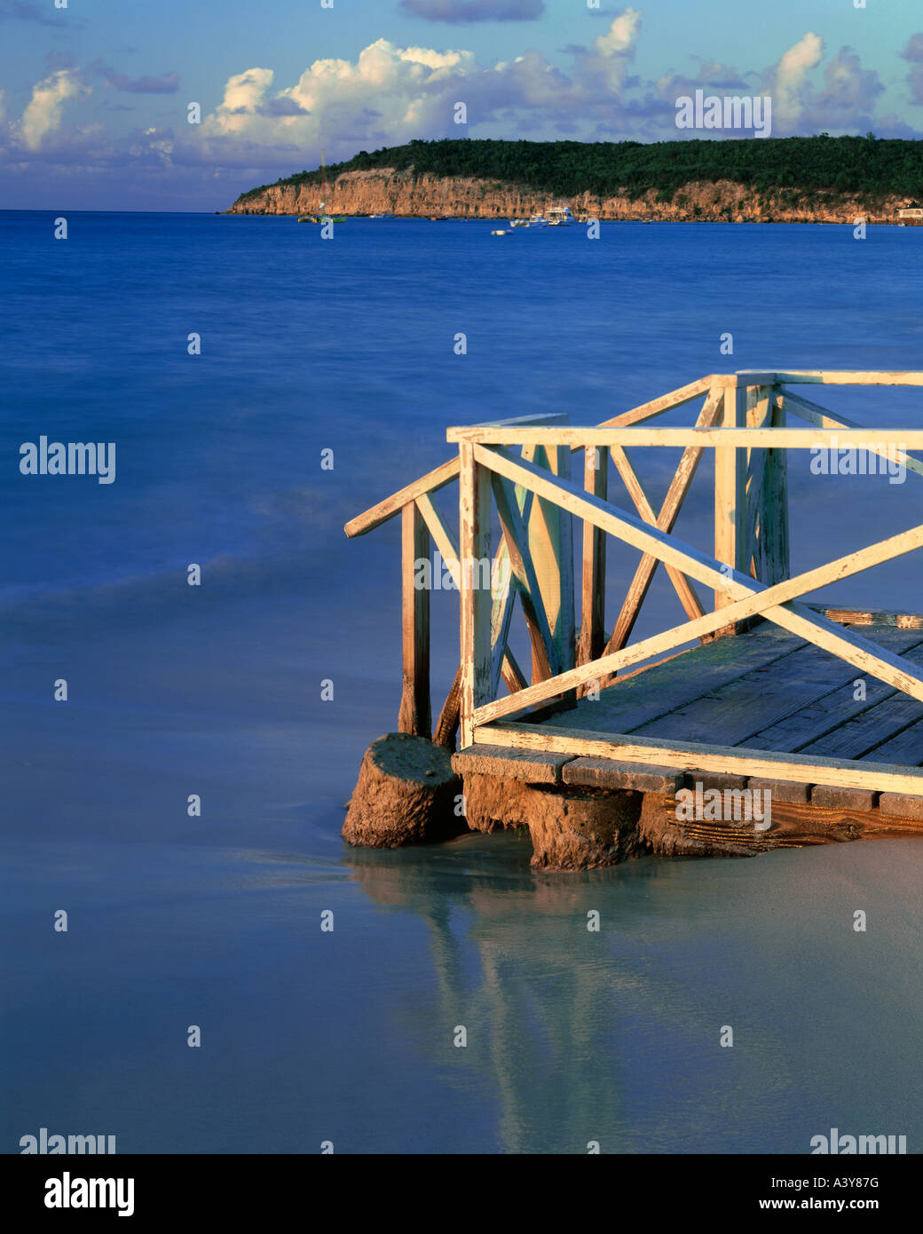 Antigua West Indies Abendlicht auf Holz dock am Rand des Wassers in Dickinson Bay Stockfoto